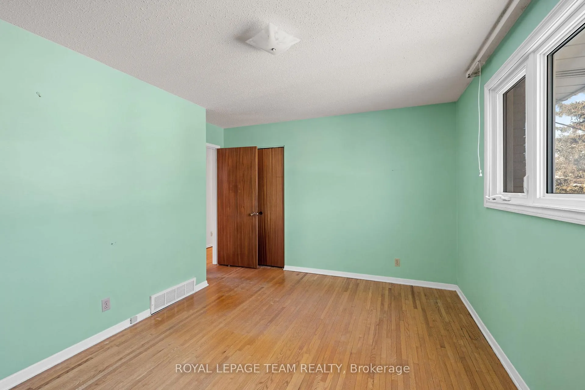 Photo 12 of 1377 Chartrand Avenue, Ottawa, Bilberry Creek/Queenswood Heights — HOMEH