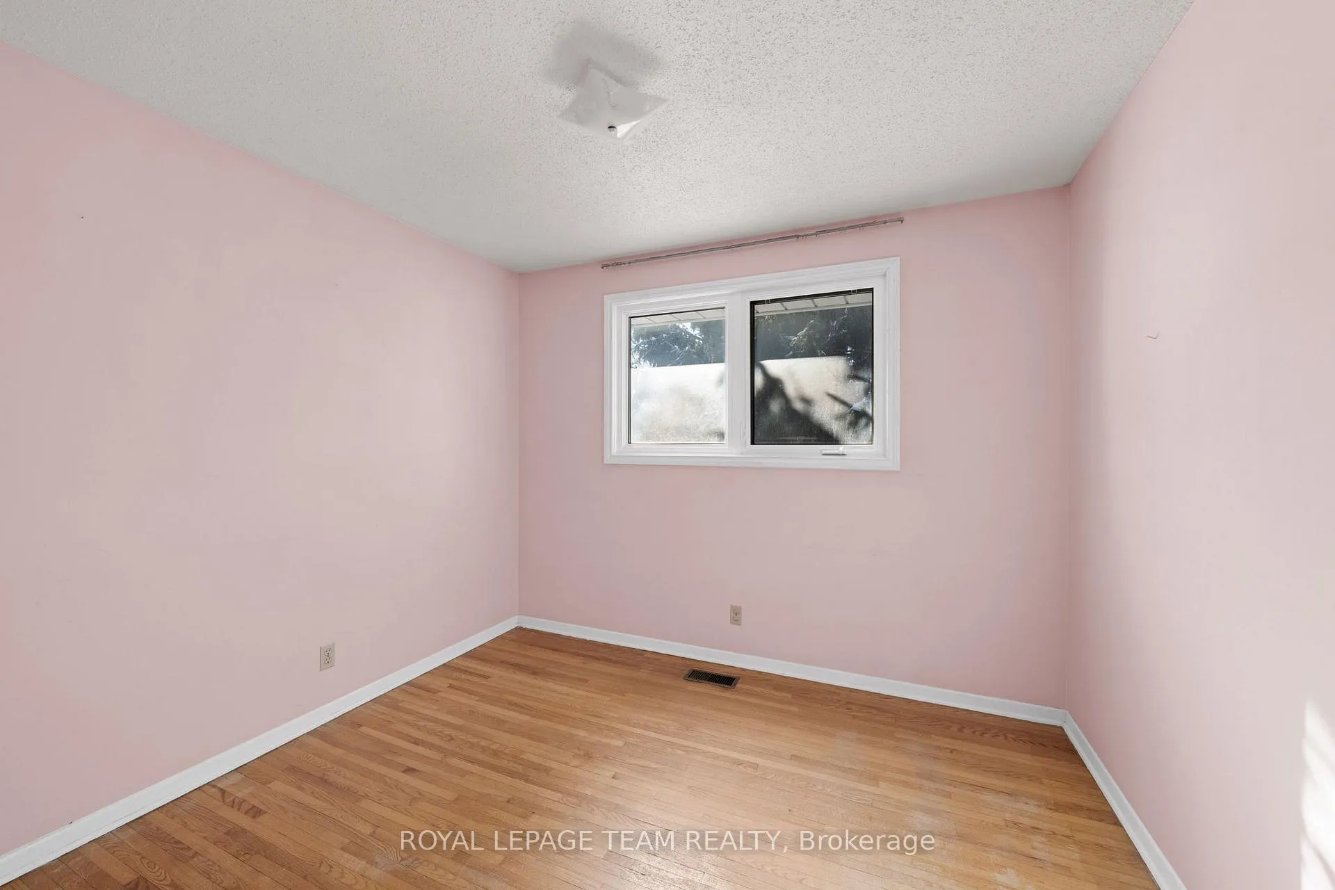 Photo 15 of 1377 Chartrand Avenue, Ottawa, Bilberry Creek/Queenswood Heights — HOMEH