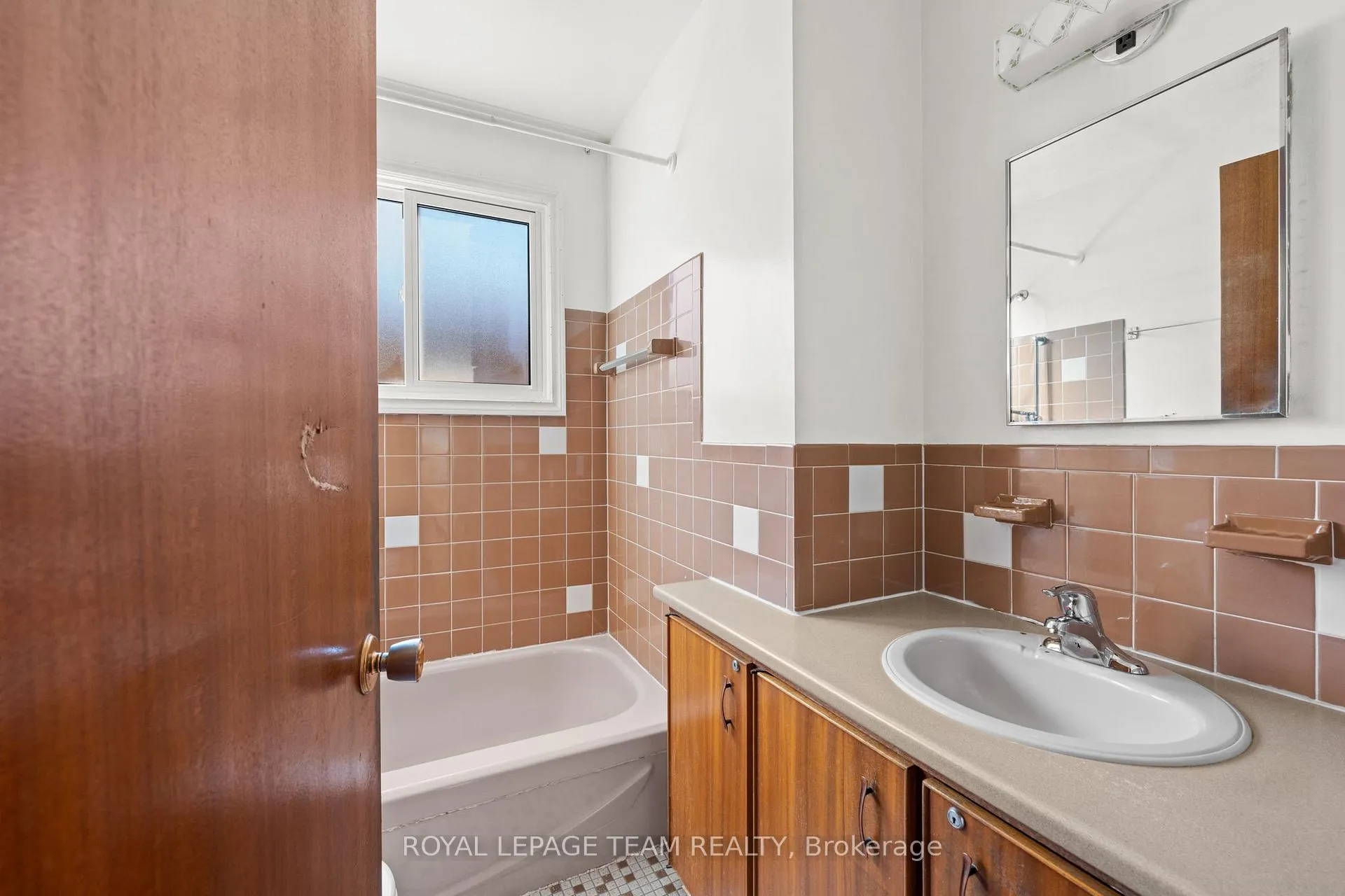 Photo 17 of 1377 Chartrand Avenue, Ottawa, Bilberry Creek/Queenswood Heights — HOMEH