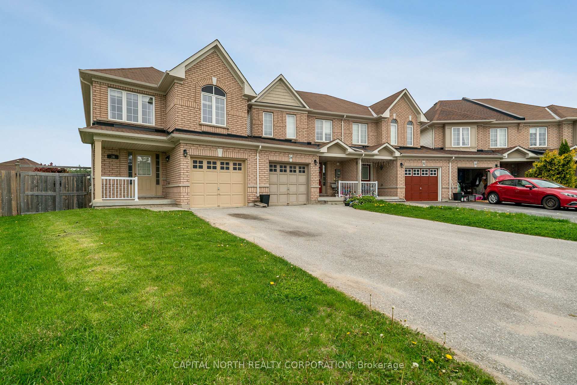 Photo 3 of 36 Lancaster Court, Barrie, Innis-Shore — HOMEH