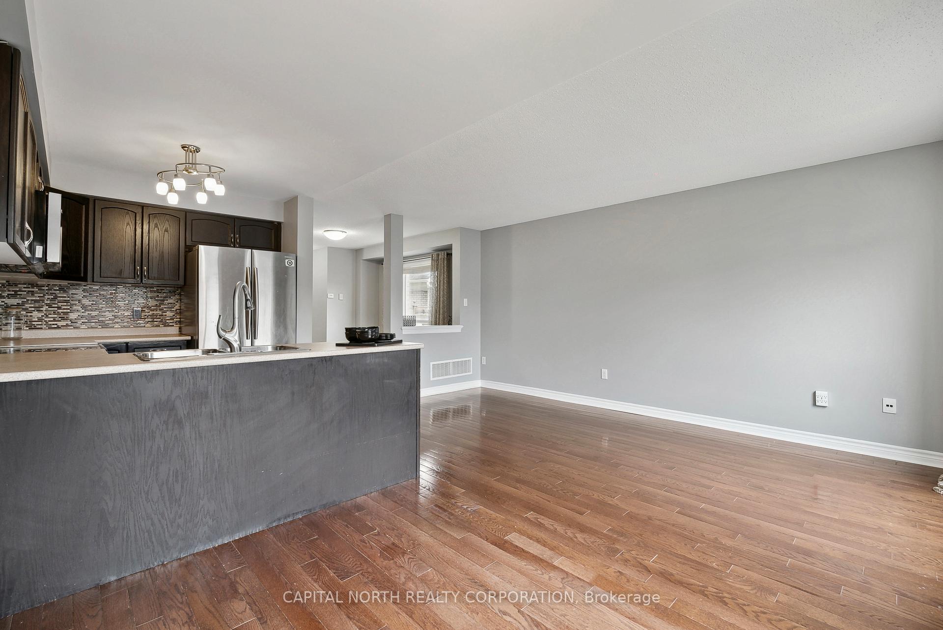 Photo 5 of 36 Lancaster Court, Barrie, Innis-Shore — HOMEH