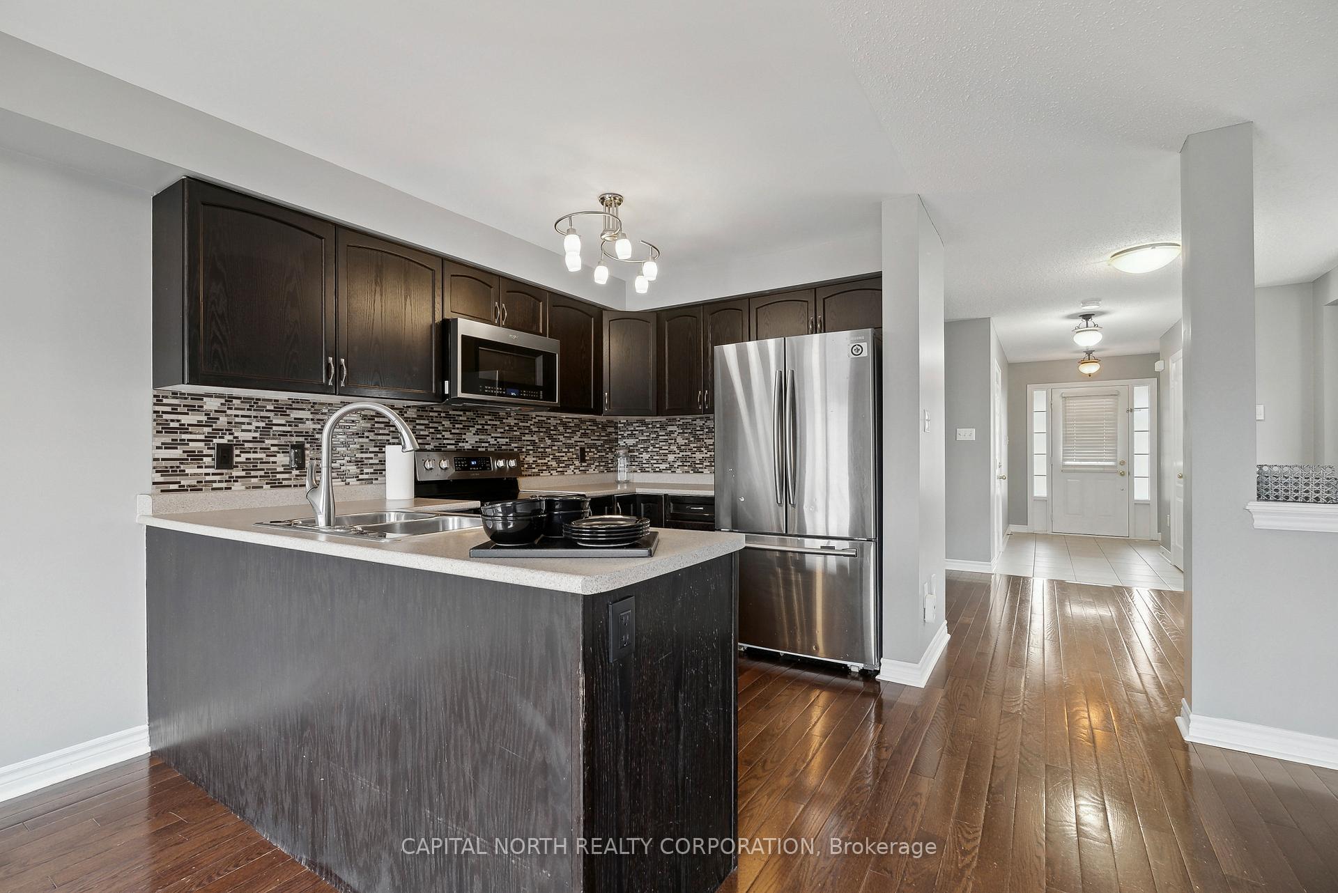Photo 4 of 36 Lancaster Court, Barrie, Innis-Shore — HOMEH