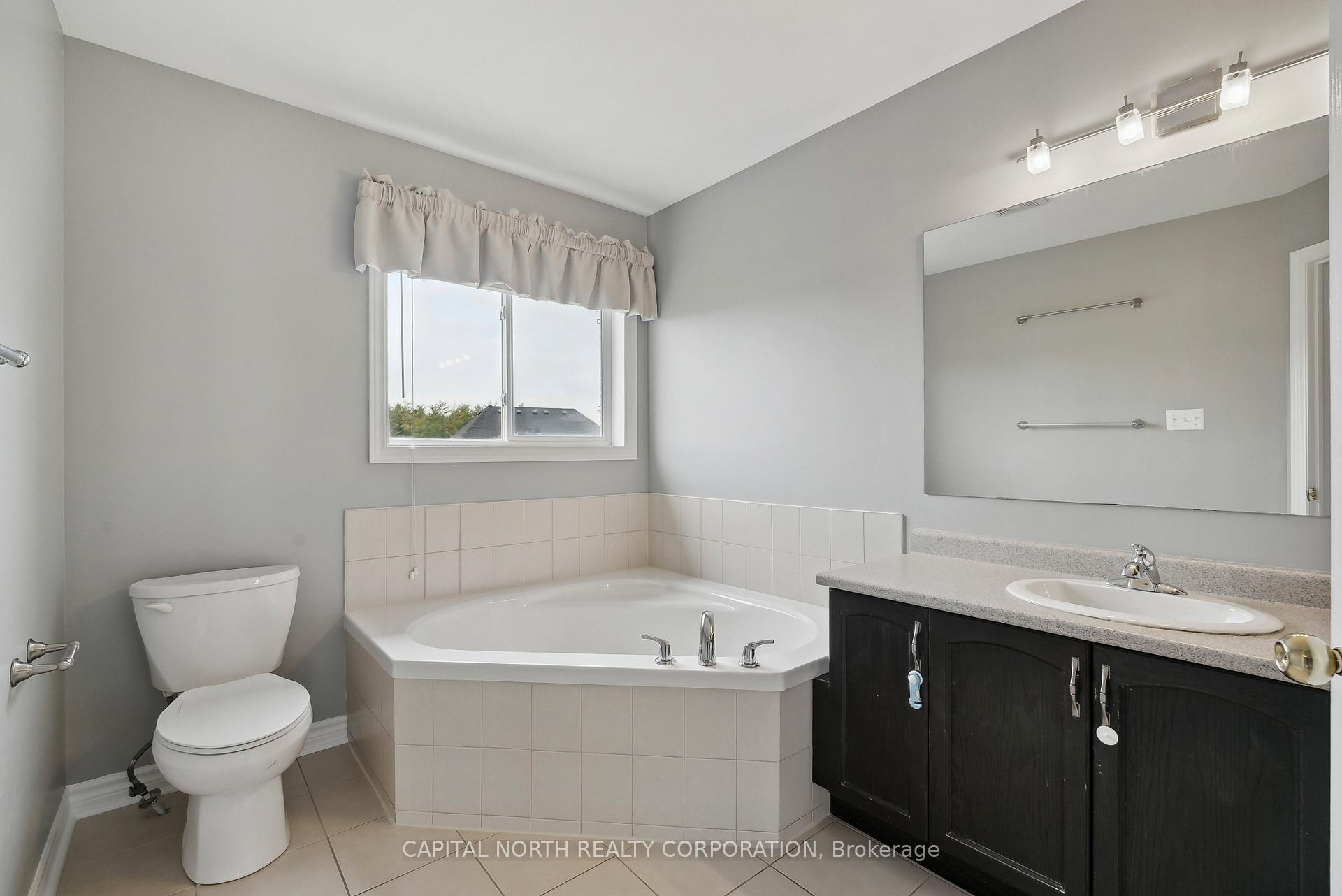 Photo 24 of 36 Lancaster Court, Barrie, Innis-Shore — HOMEH