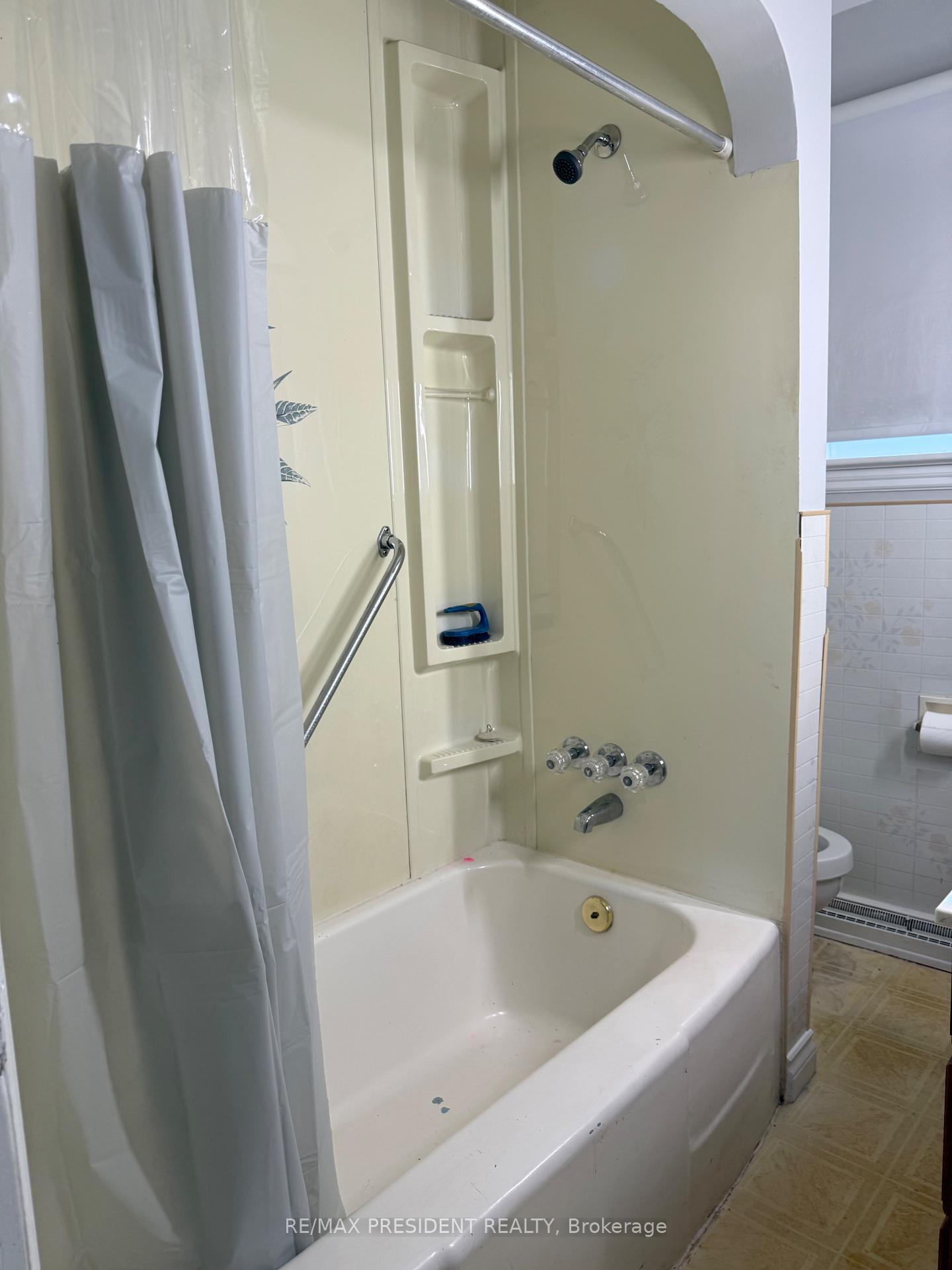 Photo 4 of 115 Golden Boulevard, Welland, Lincoln/Crowland — HOMEH