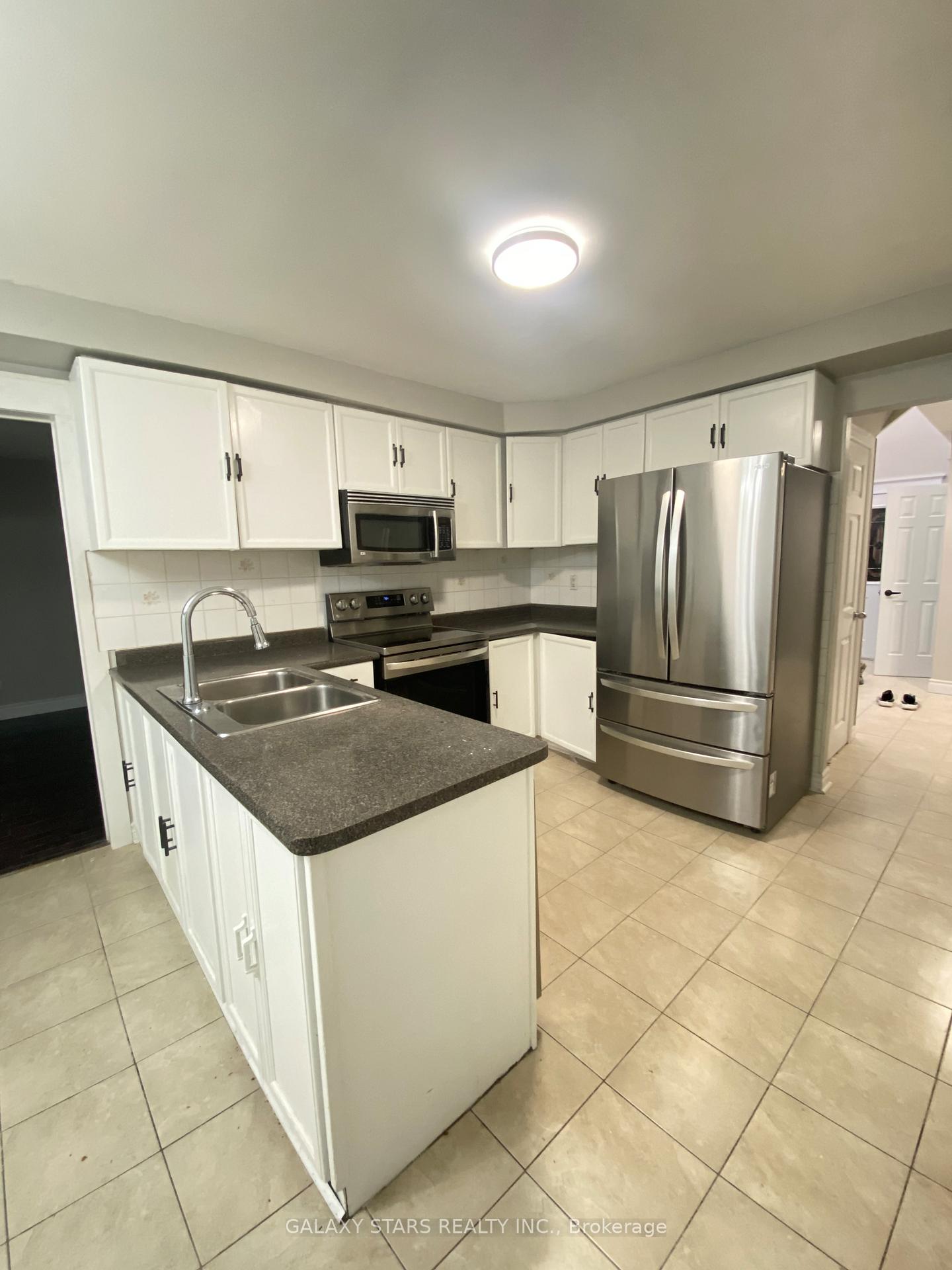Photo 2 of 11 Chatsworth Crescent, Whitby, Rolling Acres — HOMEH