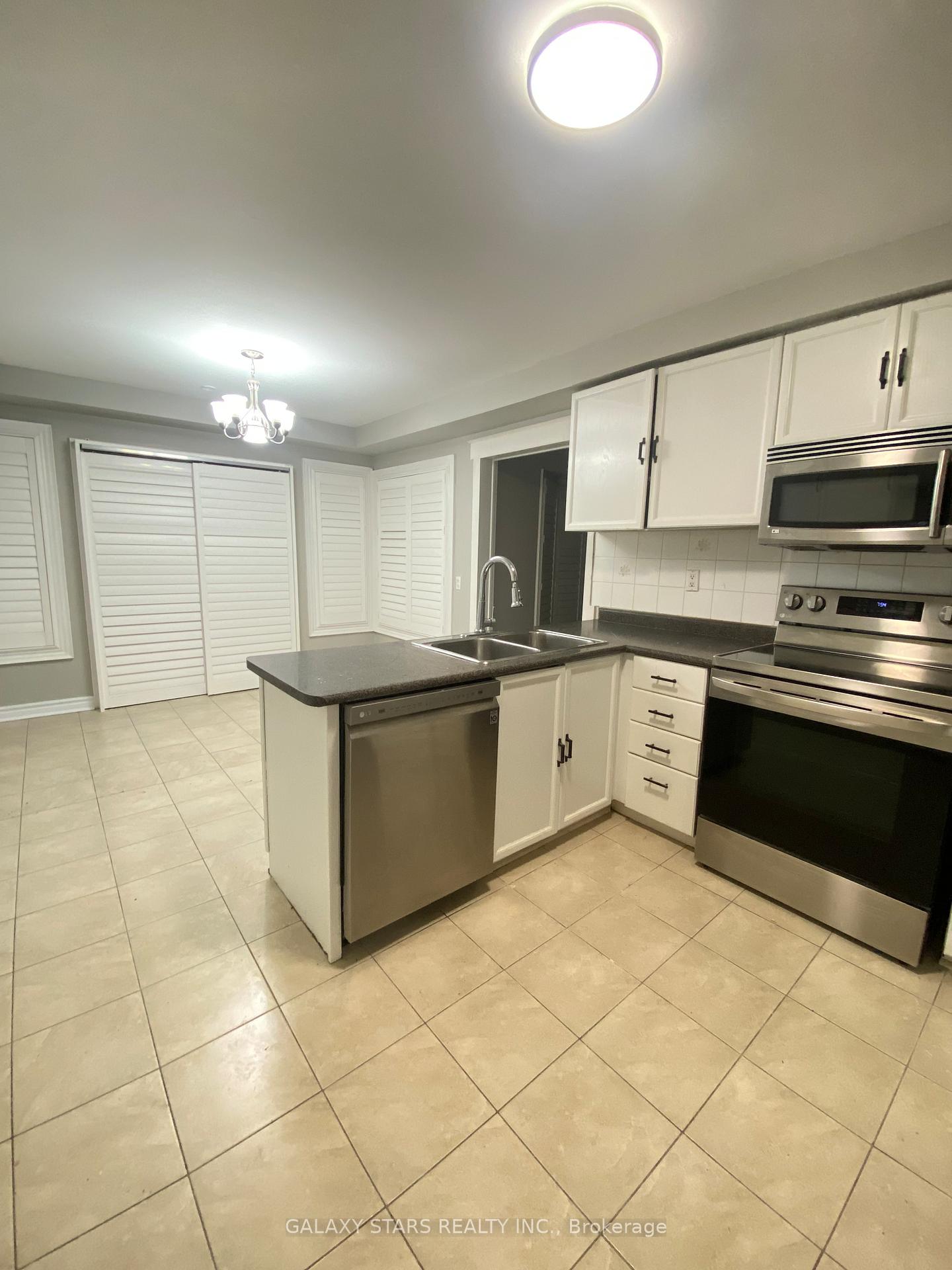 Photo 3 of 11 Chatsworth Crescent, Whitby, Rolling Acres — HOMEH