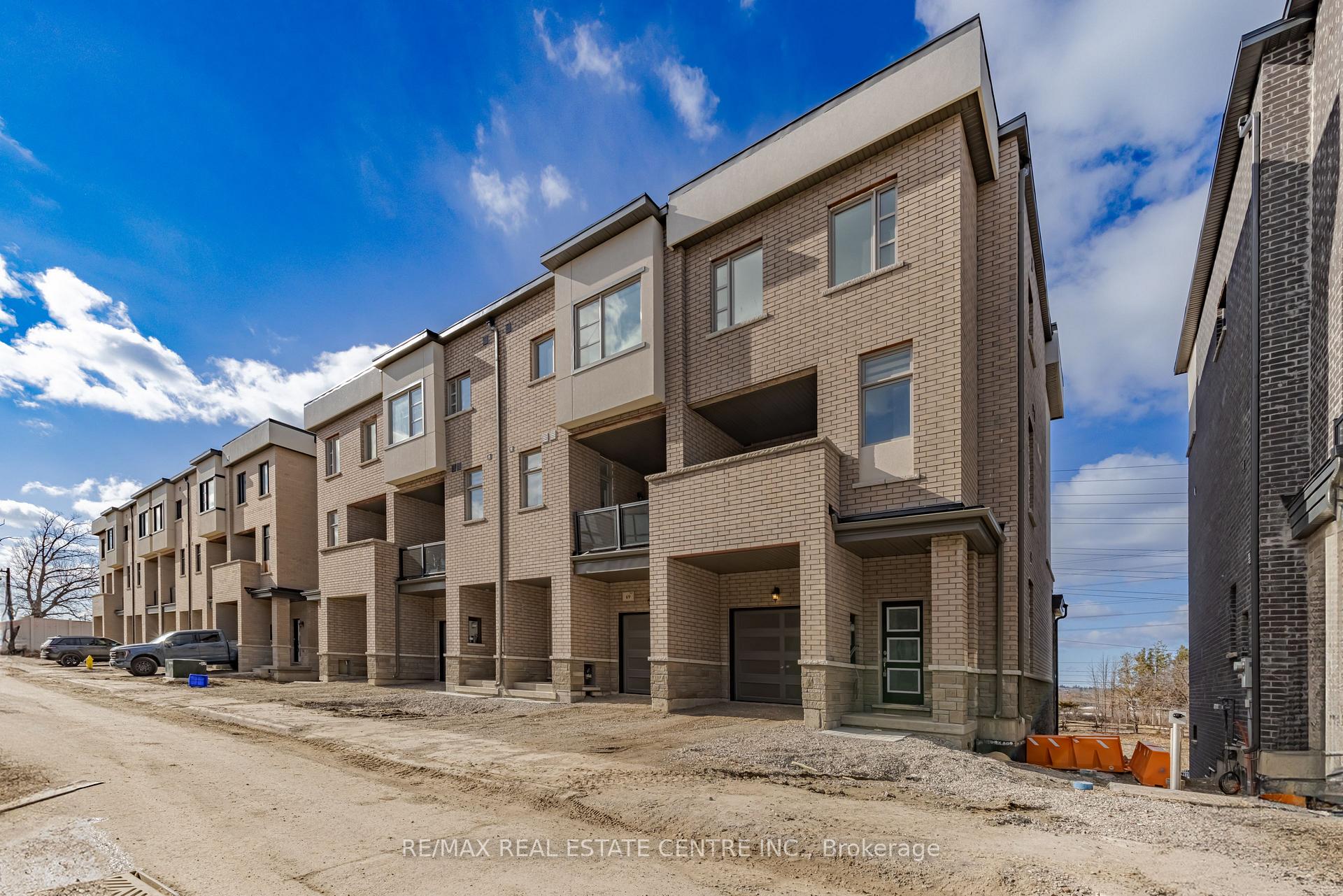 Photo 3 of 65 Inverary Crescent, Vaughan, Elder Mills — HOMEH
