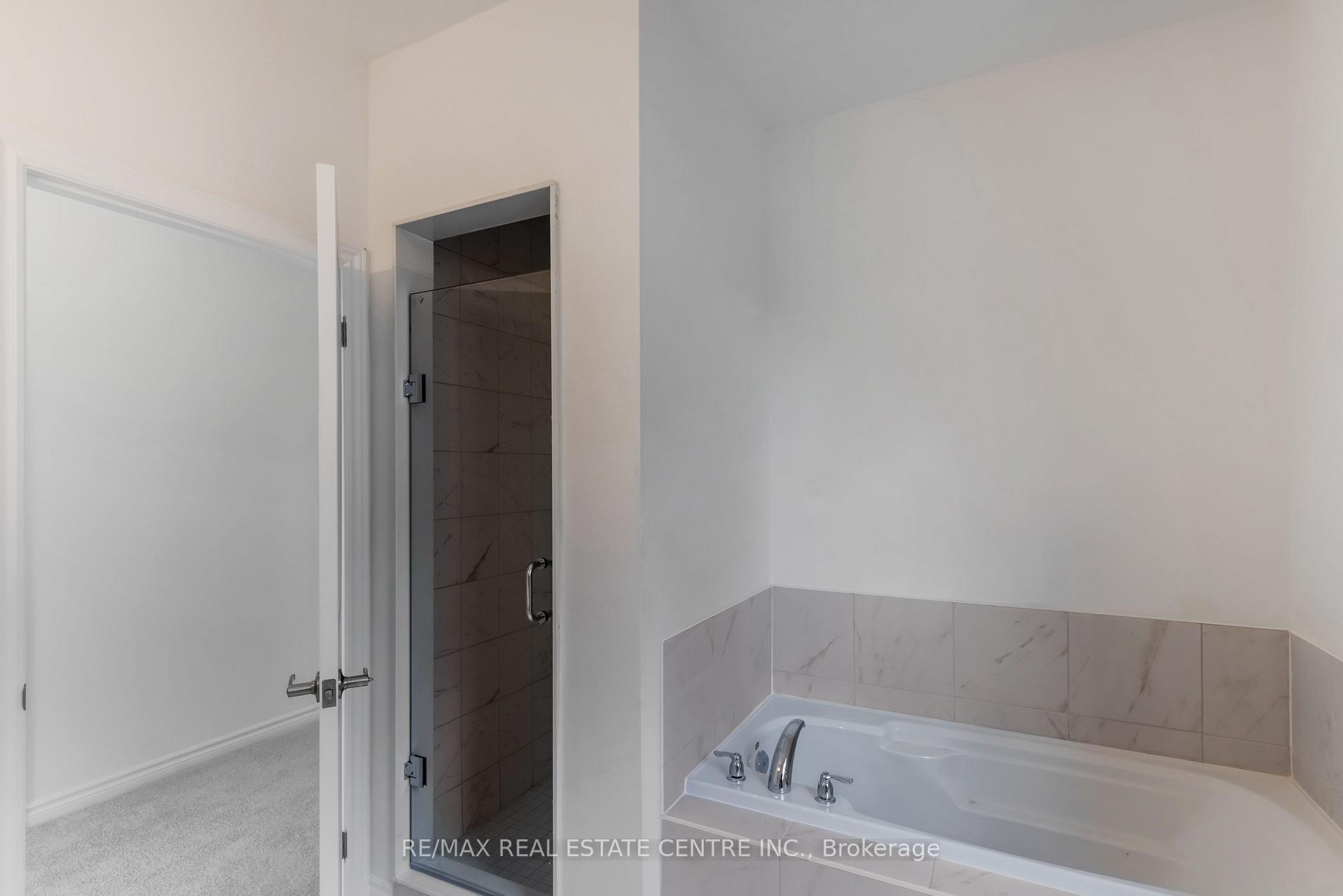 Photo 18 of 65 Inverary Crescent, Vaughan, Elder Mills — HOMEH