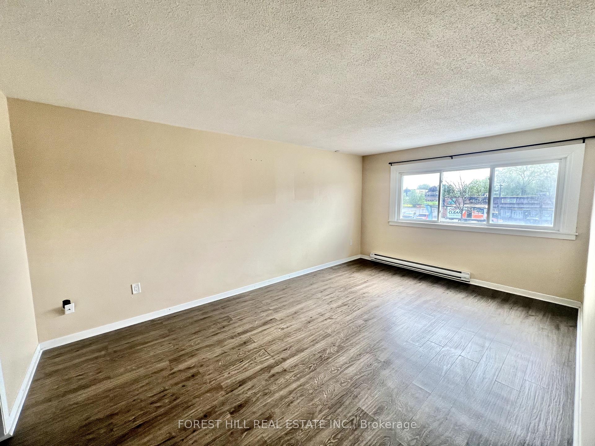 Photo 7 of Unit 210, 14810 Yonge Street, Aurora, Aurora Highlands — HOMEH
