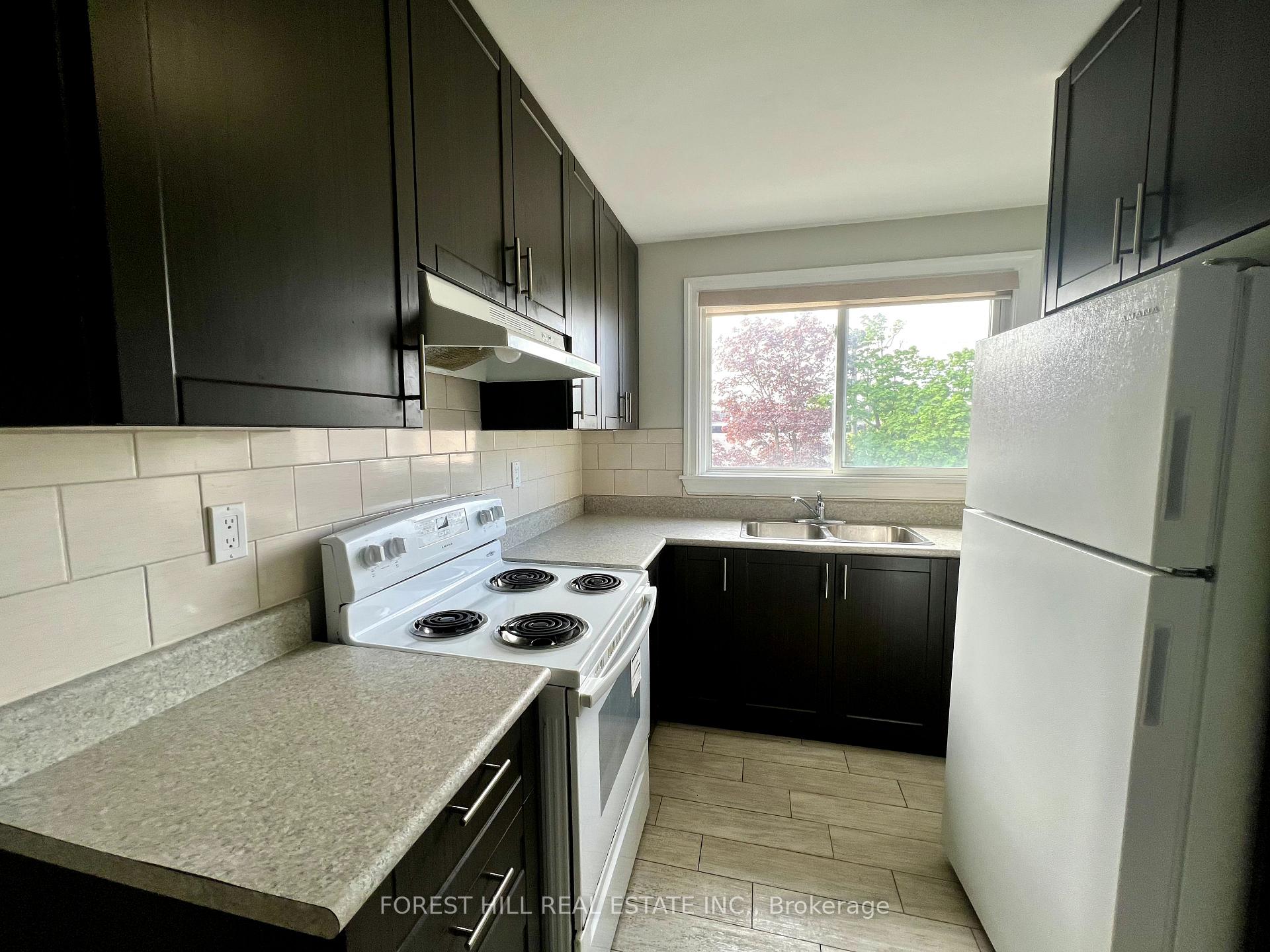 Photo 5 of Unit 203, 14810 Yonge Street, Aurora, Aurora Highlands — HOMEH