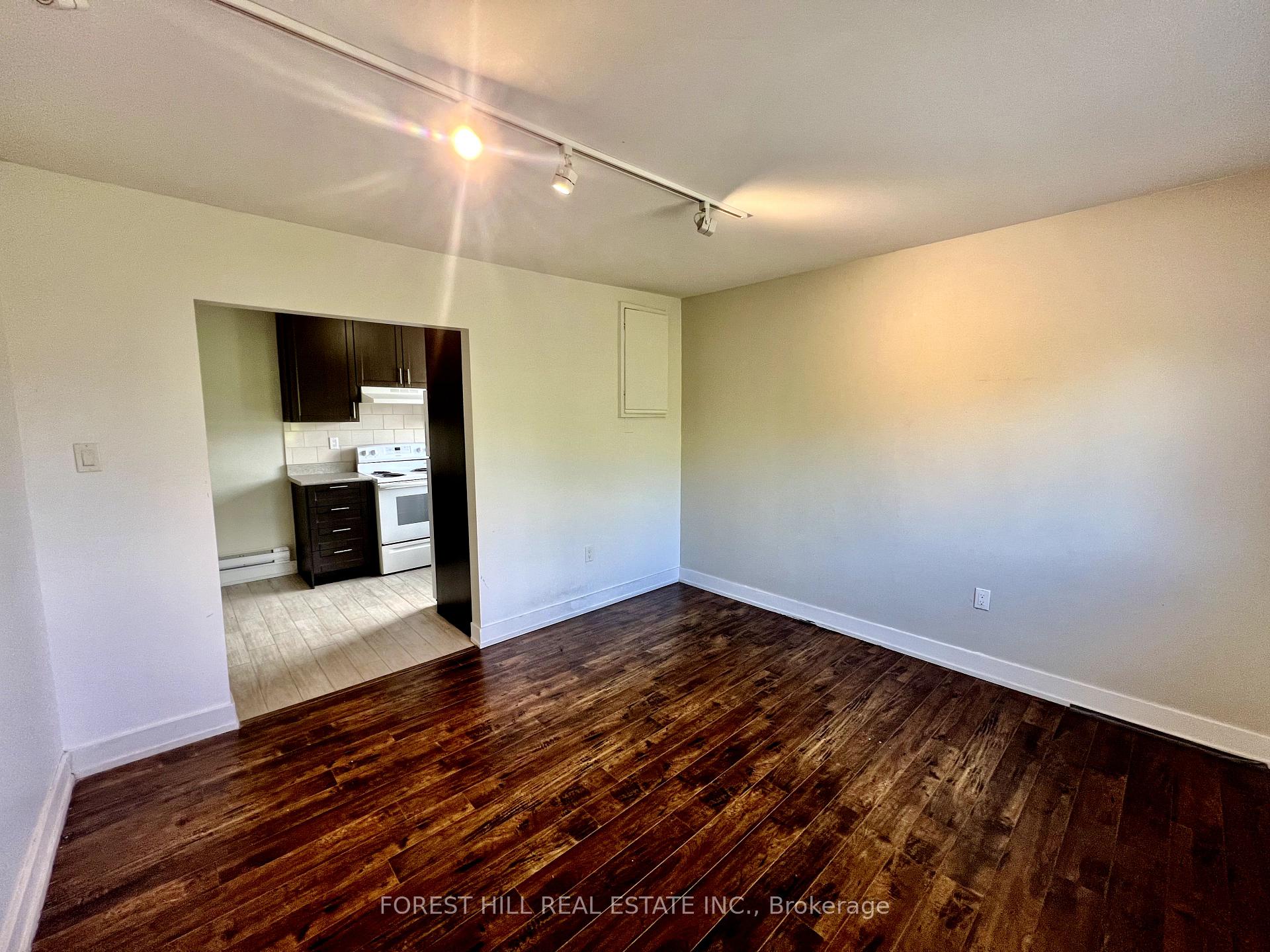 Photo 3 of Unit 203, 14810 Yonge Street, Aurora, Aurora Highlands — HOMEH