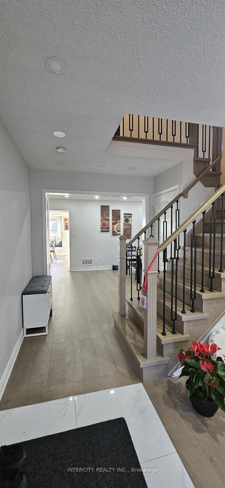 Photo 2 of 206 Owlridge Drive E, Brampton, Credit Valley — HOMEH