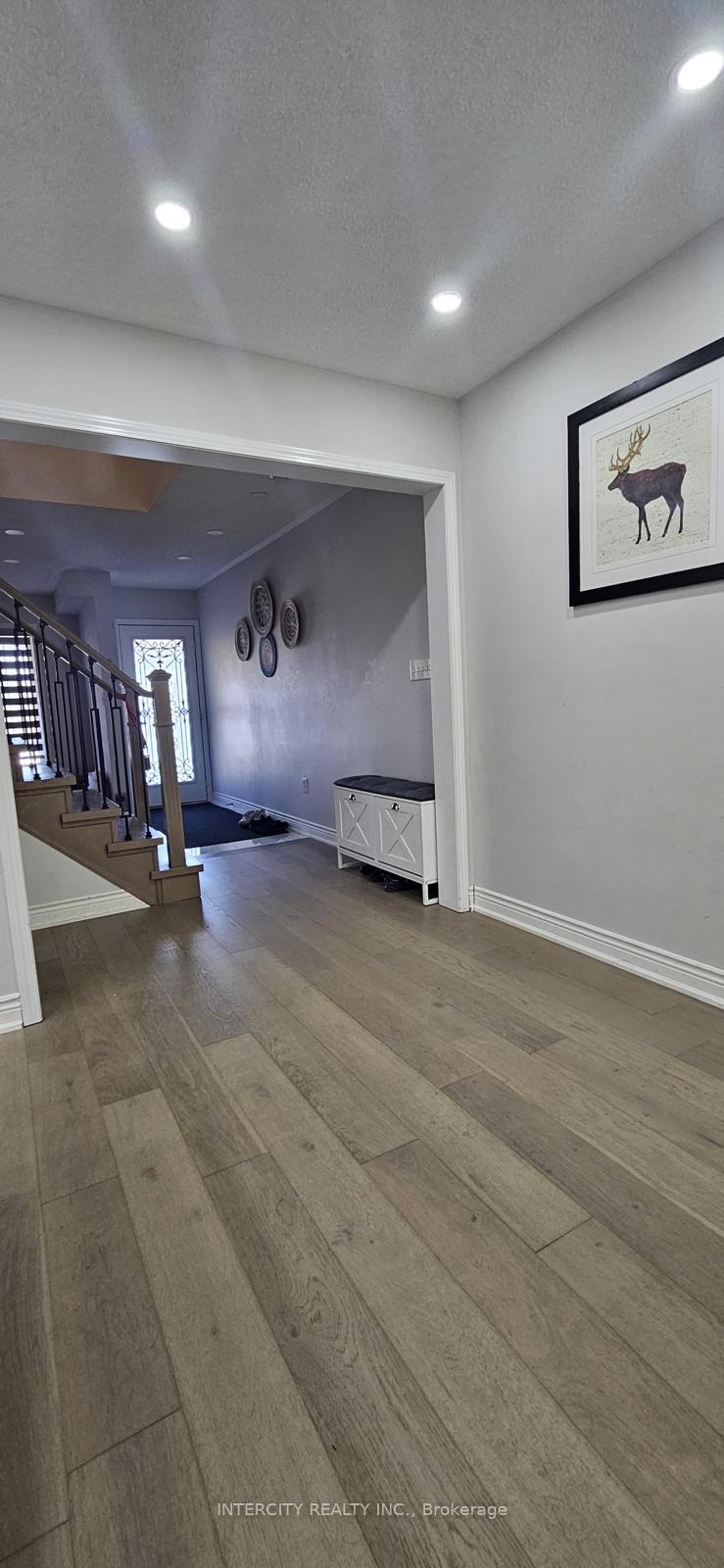 Photo 3 of 206 Owlridge Drive E, Brampton, Credit Valley — HOMEH