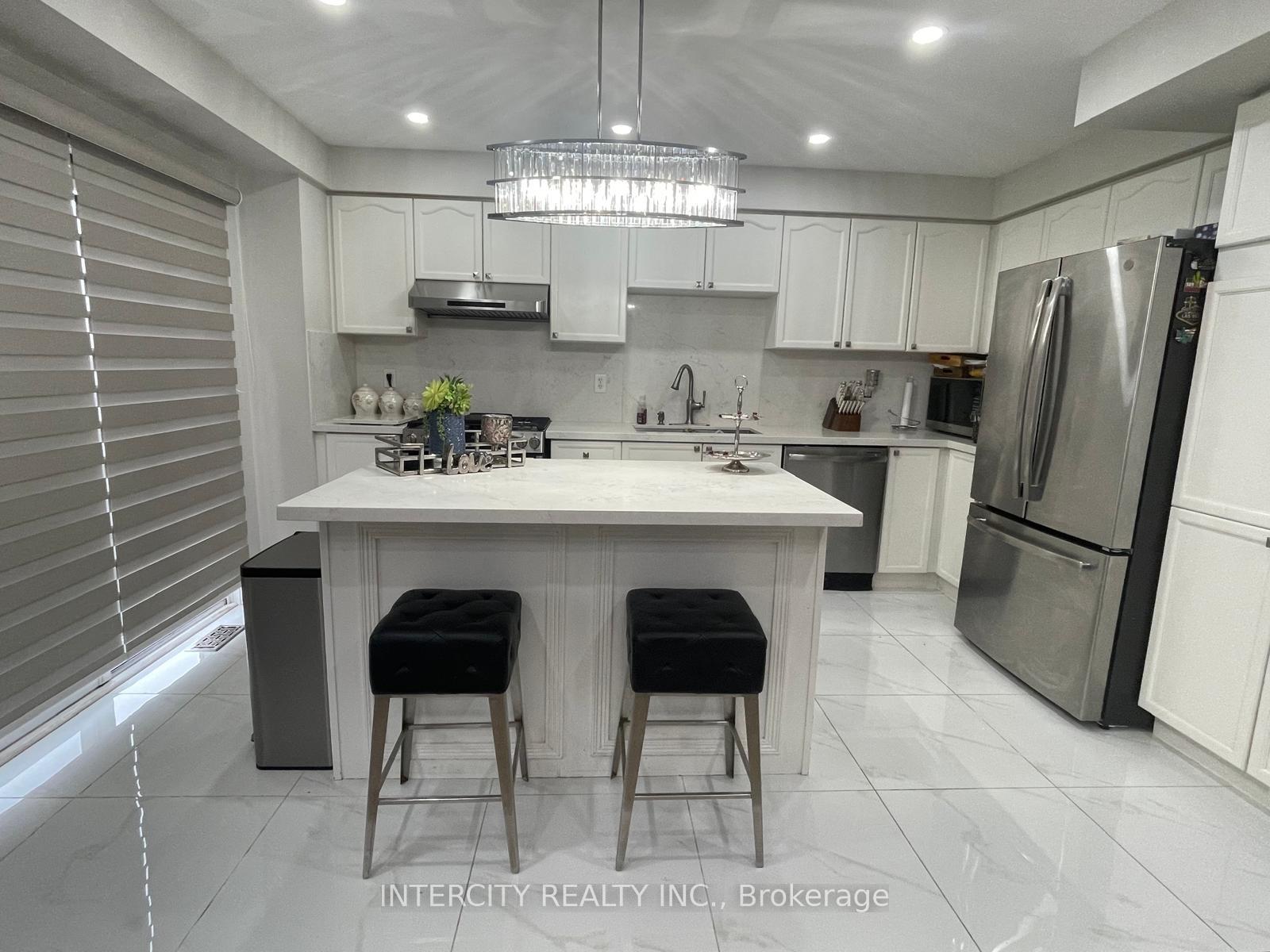 Photo 11 of 206 Owlridge Drive E, Brampton, Credit Valley — HOMEH