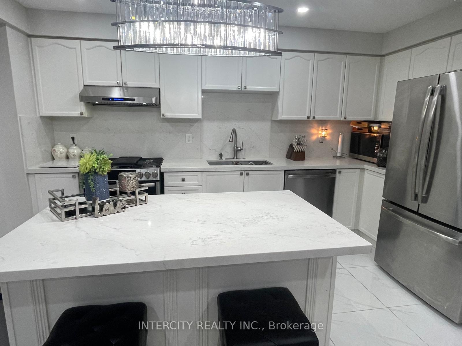 Photo 9 of 206 Owlridge Drive E, Brampton, Credit Valley — HOMEH