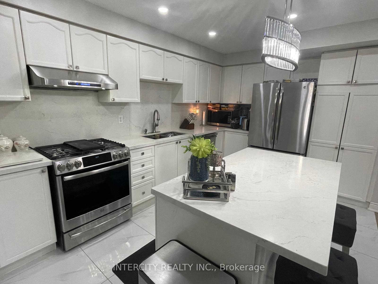 Photo 10 of 206 Owlridge Drive E, Brampton, Credit Valley — HOMEH