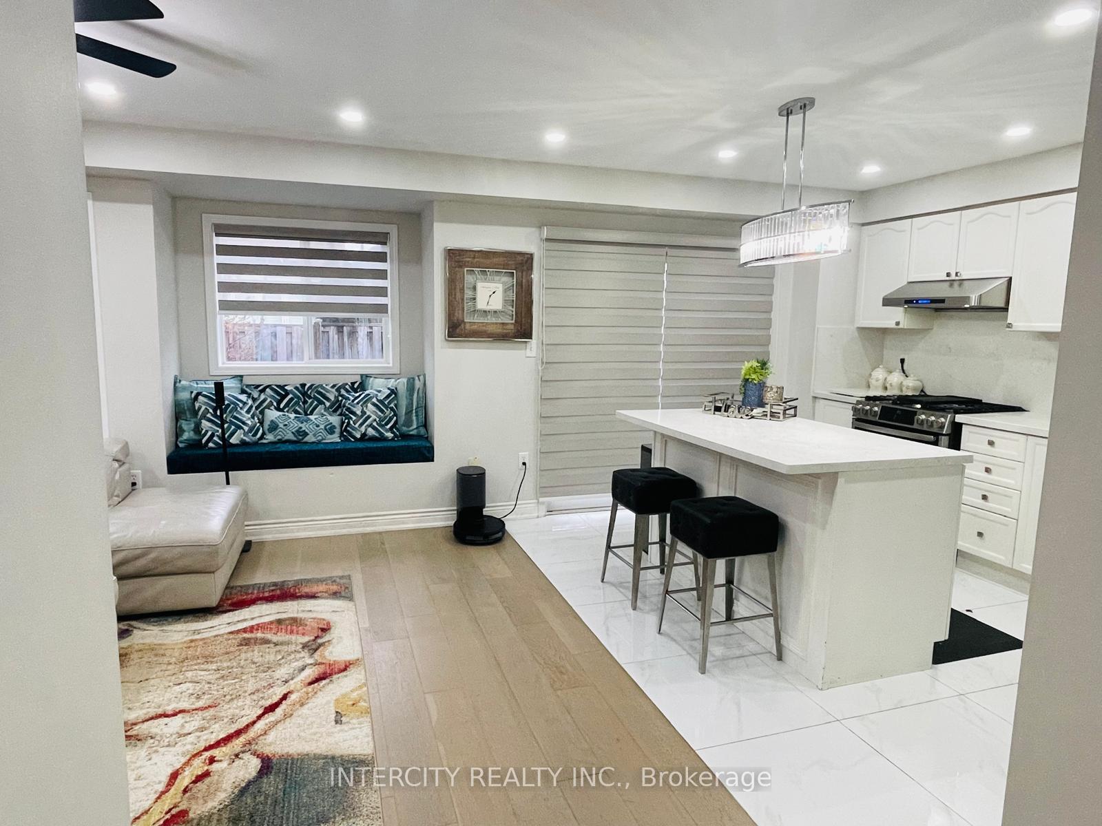 Photo 7 of 206 Owlridge Drive E, Brampton, Credit Valley — HOMEH