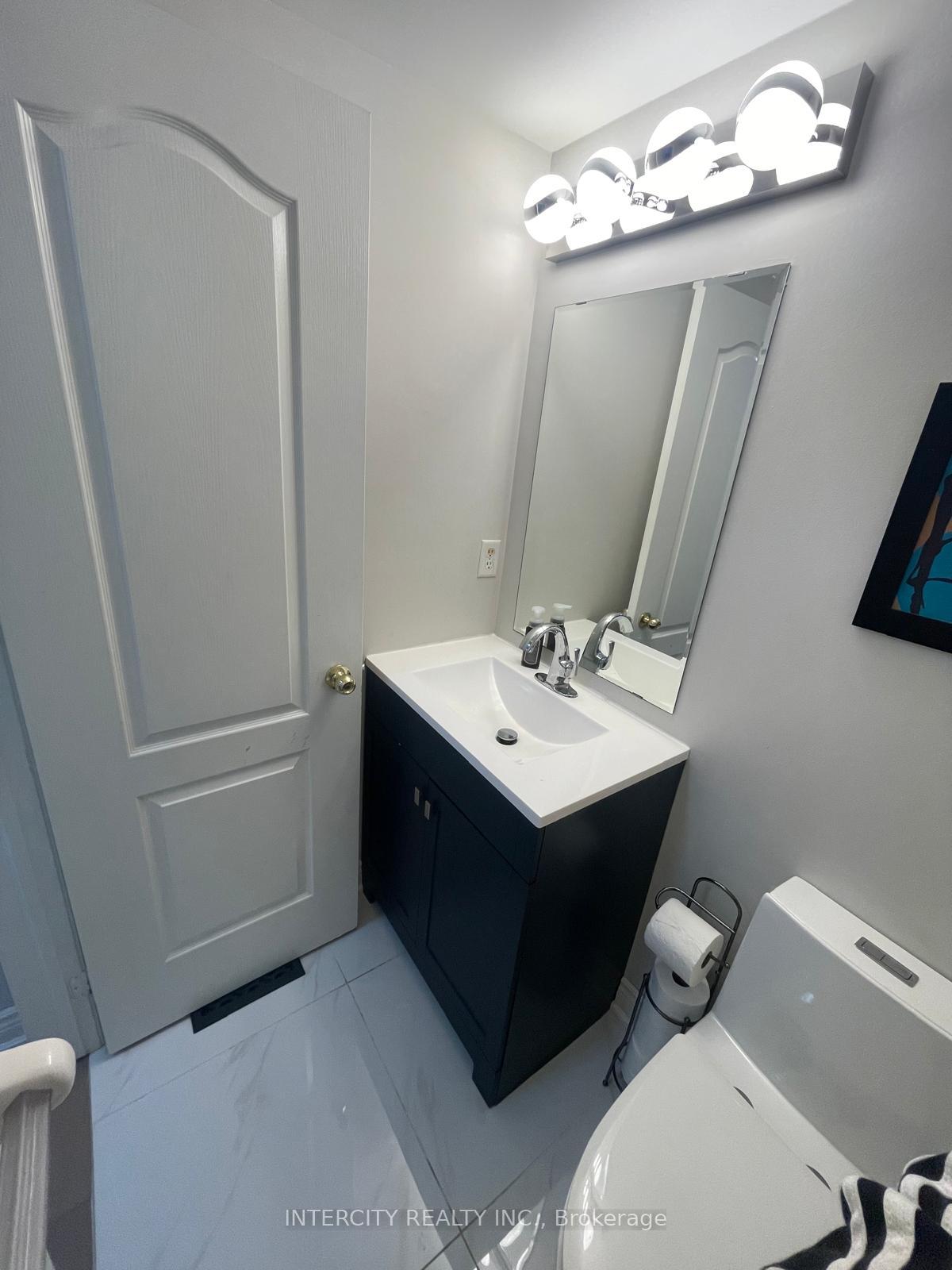 Photo 5 of 206 Owlridge Drive E, Brampton, Credit Valley — HOMEH