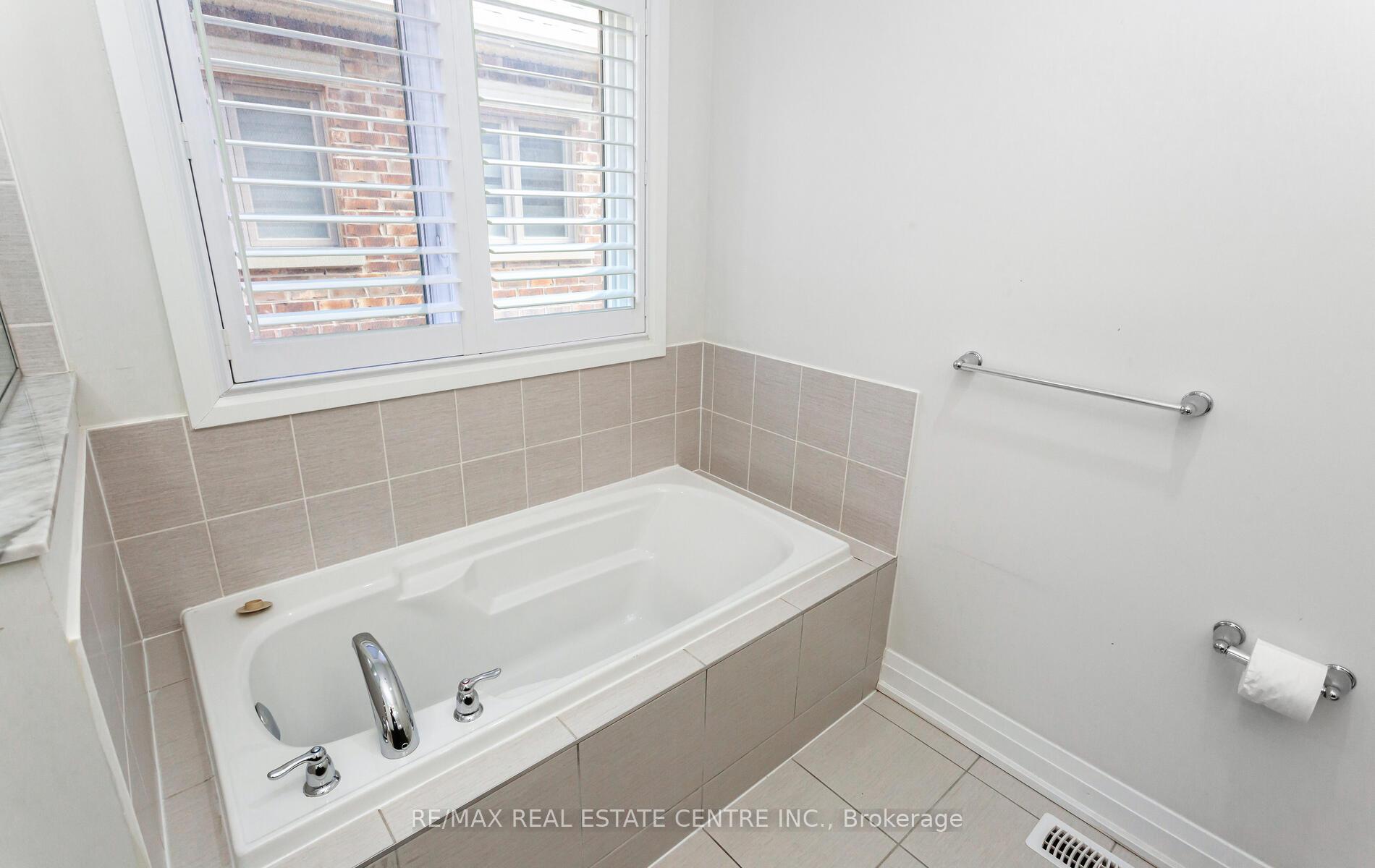 Photo 32 of 14 Dalbeattie Drive, Brampton, Bram West — HOMEH