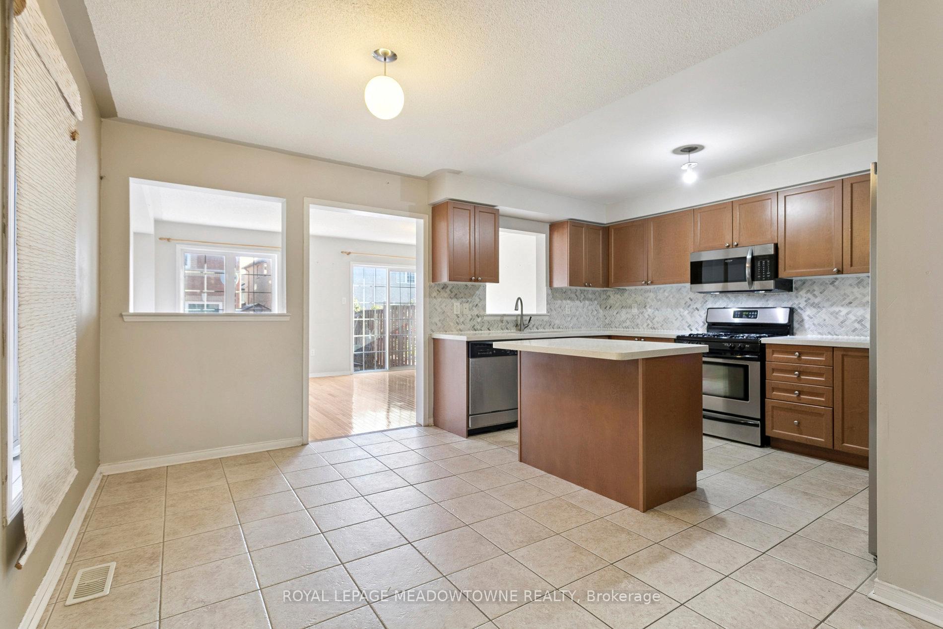 Photo 6 of Unit Upper, 132 Crystalview Crescent, Brampton, Bram East — HOMEH