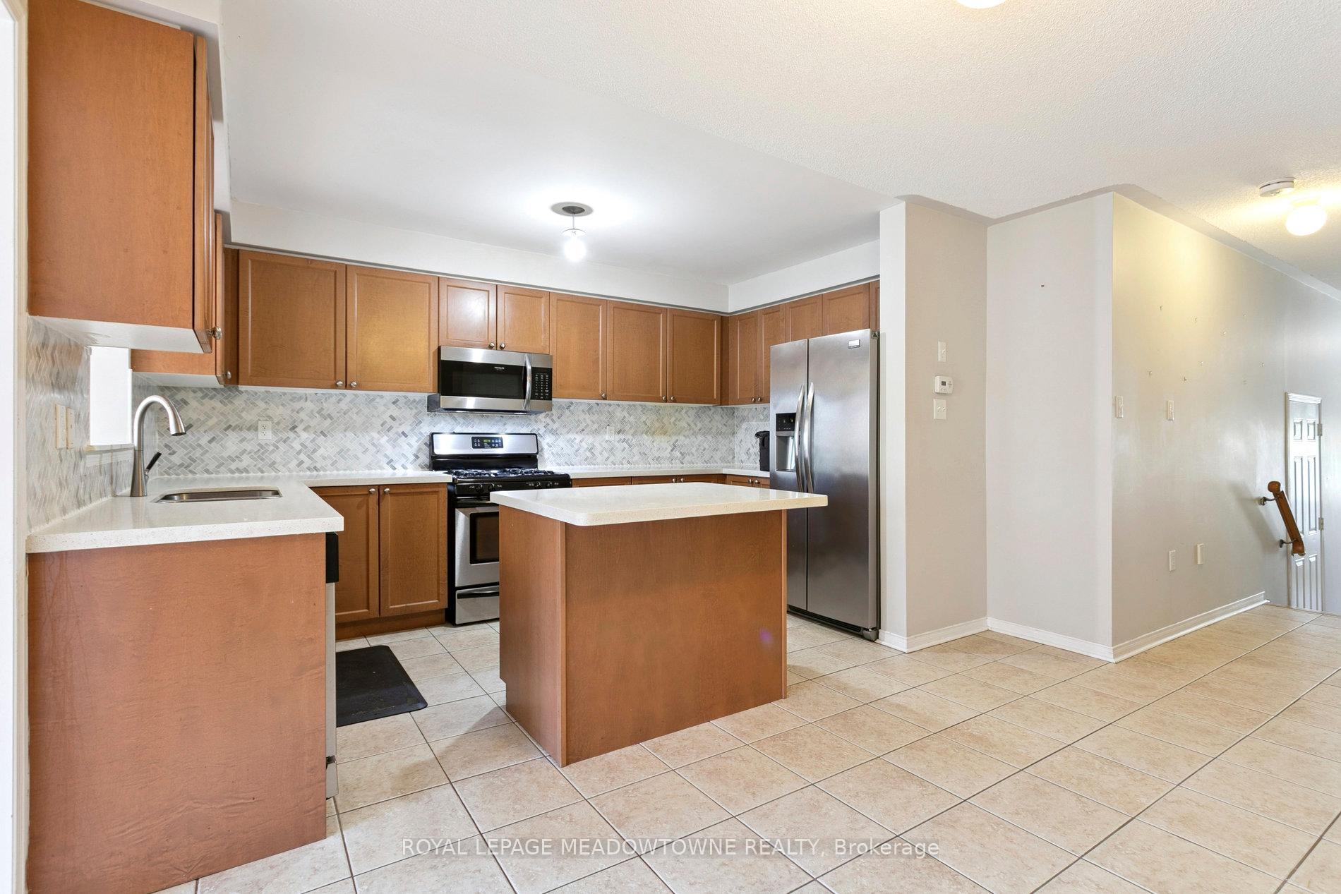 Photo 8 of Unit Upper, 132 Crystalview Crescent, Brampton, Bram East — HOMEH