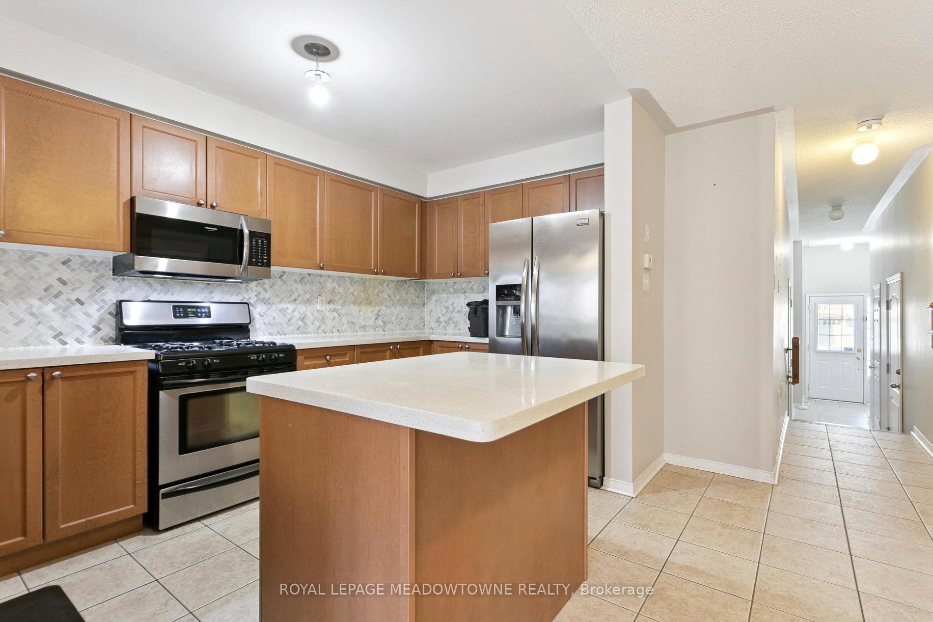 Photo 7 of Unit Upper, 132 Crystalview Crescent, Brampton, Bram East — HOMEH