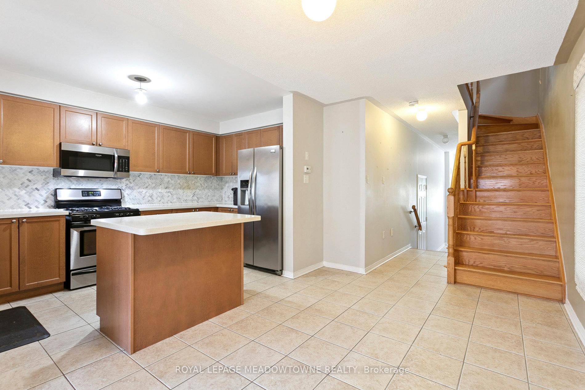Photo 9 of Unit Upper, 132 Crystalview Crescent, Brampton, Bram East — HOMEH
