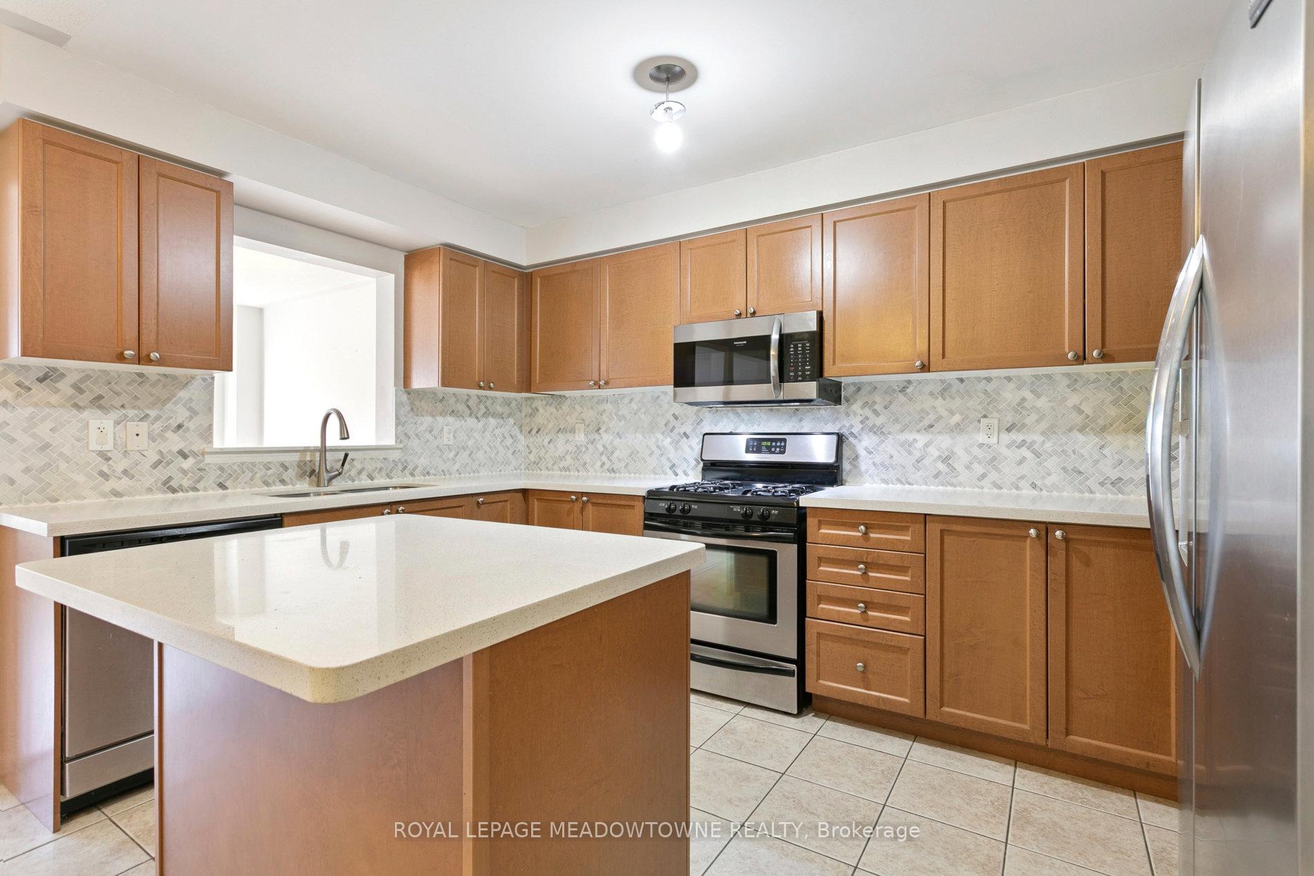 Photo 10 of Unit Upper, 132 Crystalview Crescent, Brampton, Bram East — HOMEH