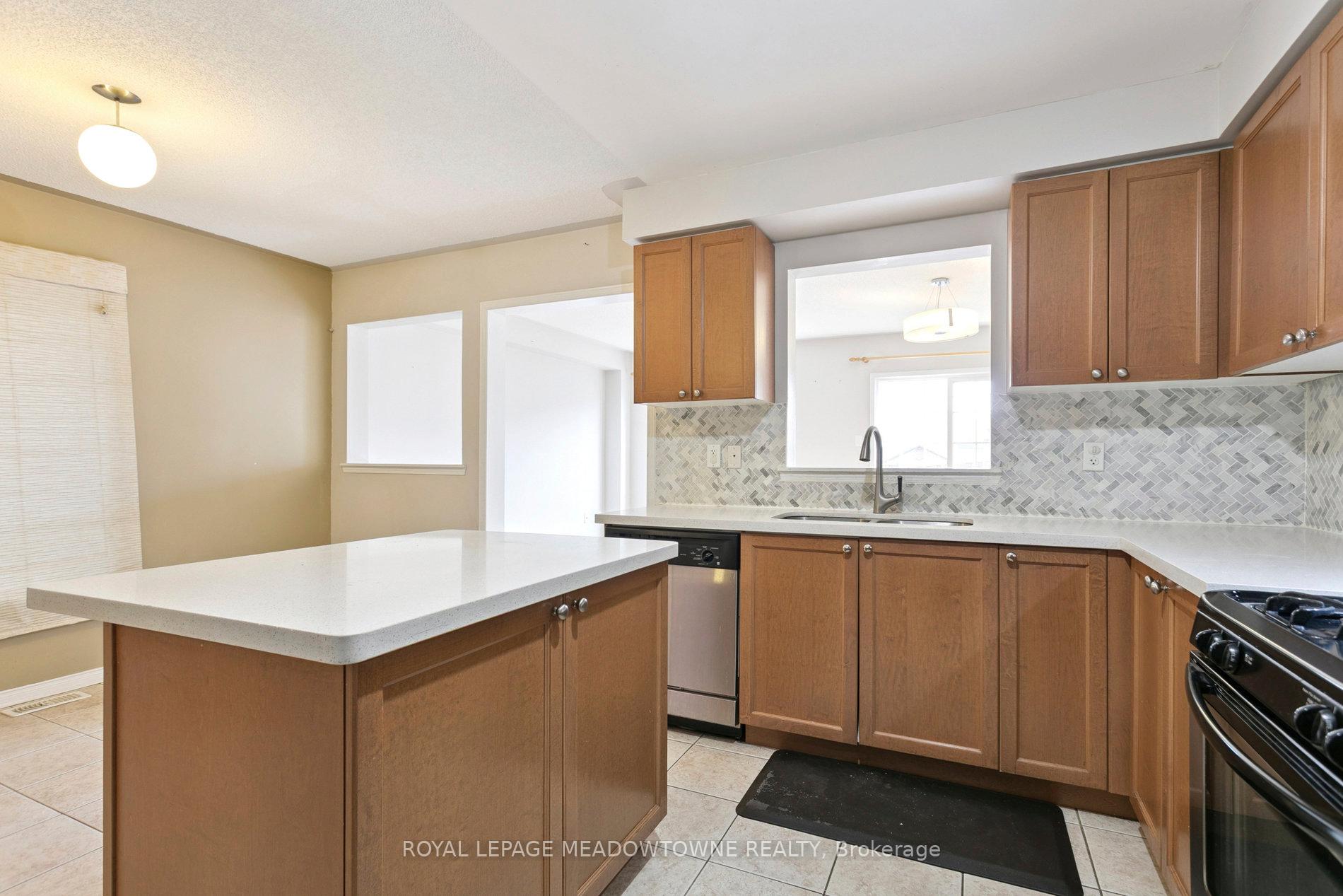 Photo 11 of Unit Upper, 132 Crystalview Crescent, Brampton, Bram East — HOMEH