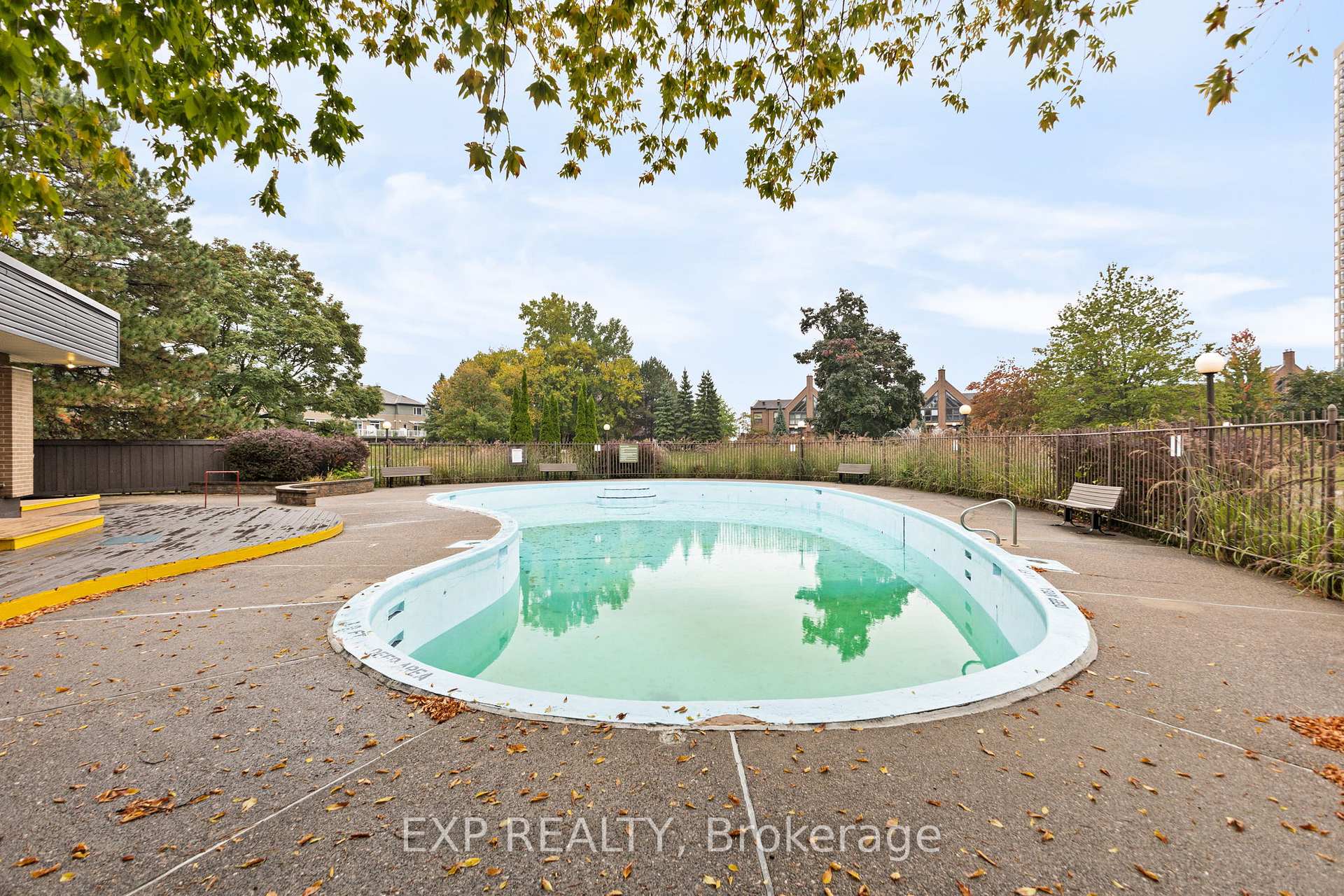 Photo 4 of Unit 304, 270 Brittany Drive, Ottawa, Viscount Alexander Park — HOMEH
