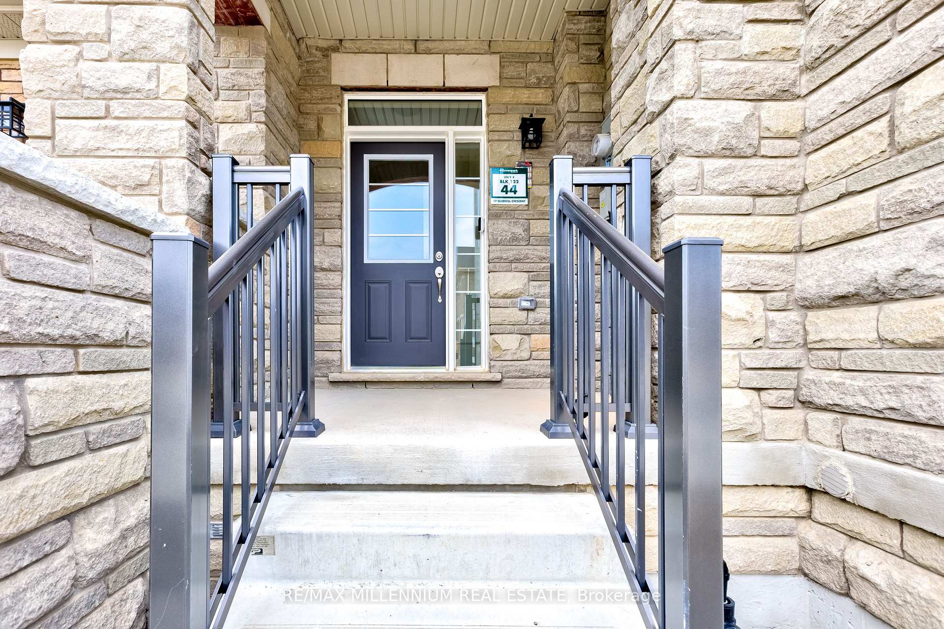 Photo 2 of 23 Gledhill Crescent, Cambridge — HOMEH