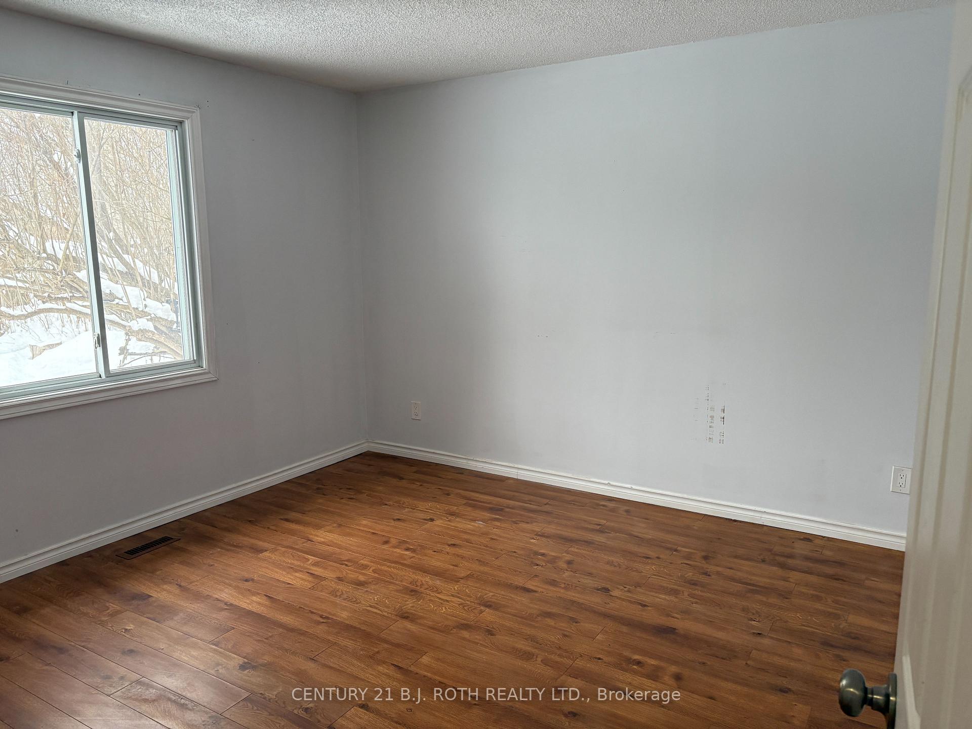 Photo 9 of 23 Bluejay Drive, Barrie, Cundles East — HOMEH