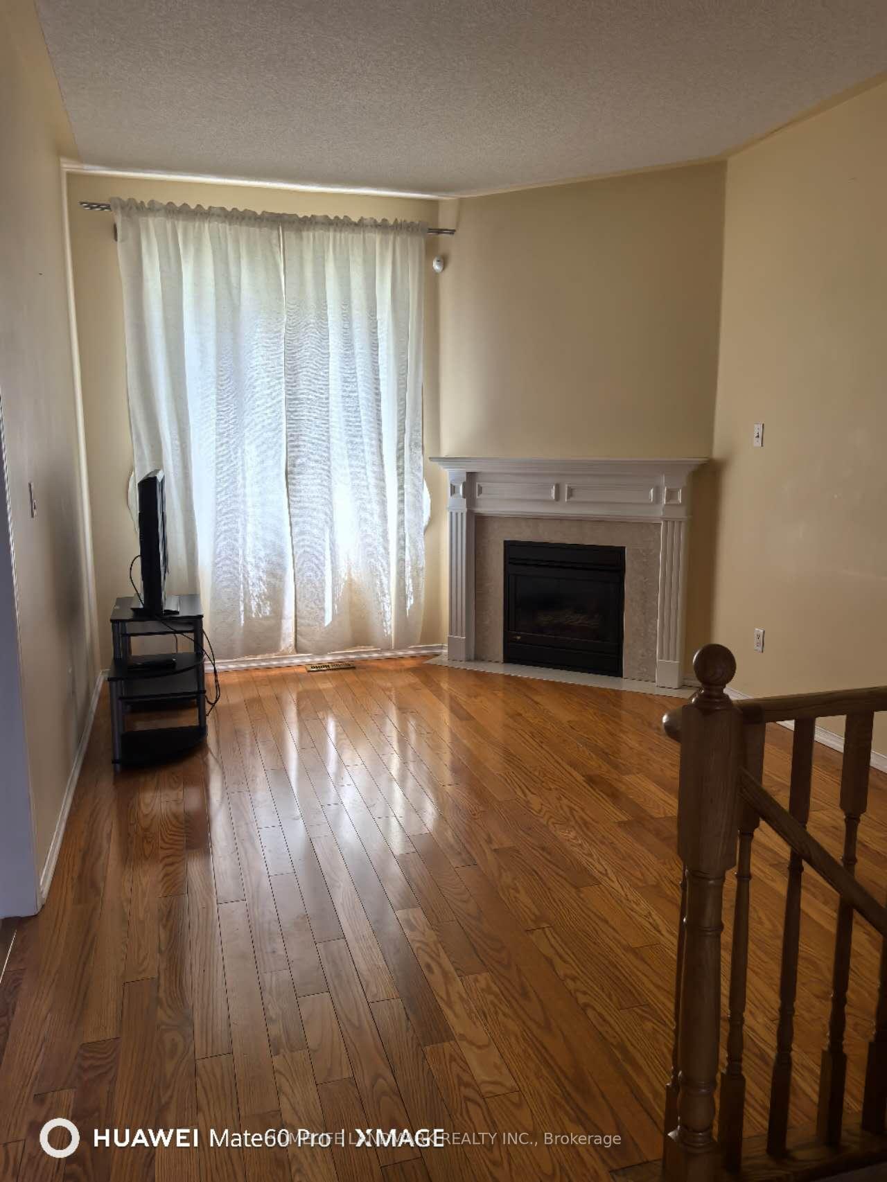 Photo 3 of 328 Cranston Park Avenue, Vaughan, Maple — HOMEH