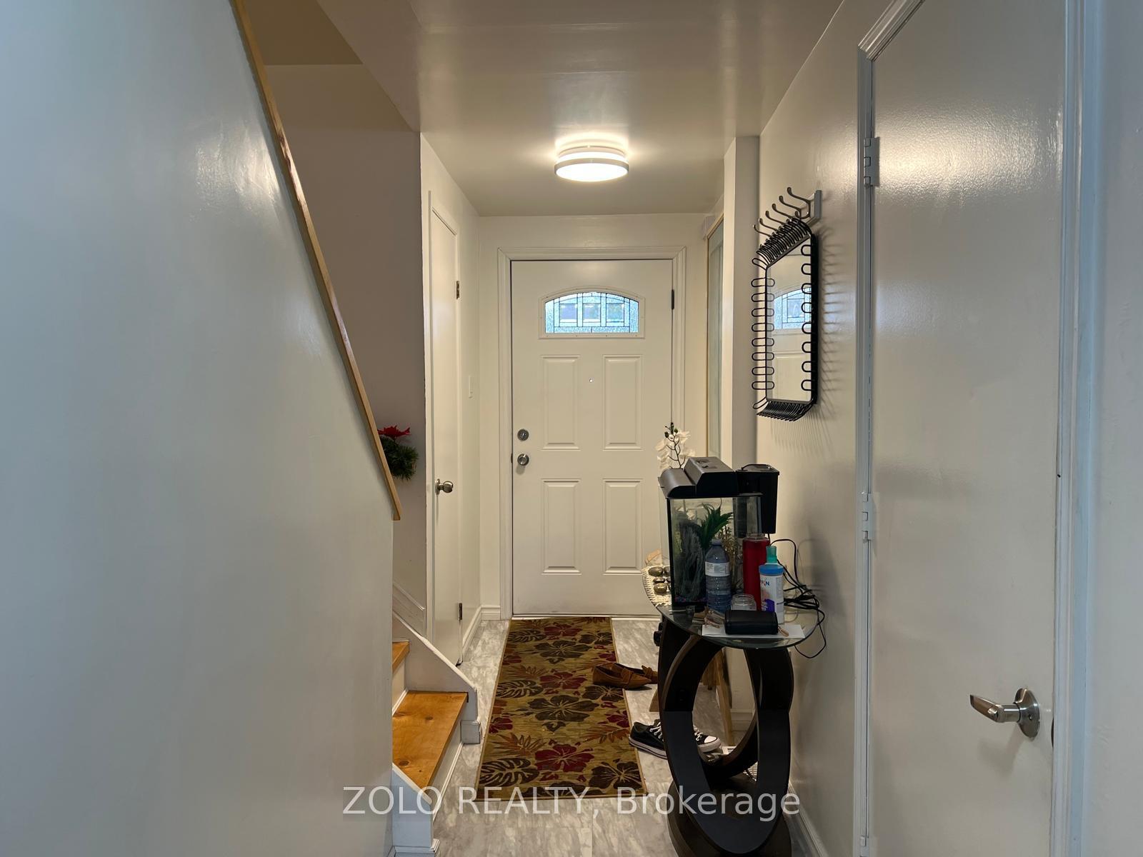 Photo 2 of 147 Burns - Upper Level Circle, Barrie, Letitia Heights — HOMEH