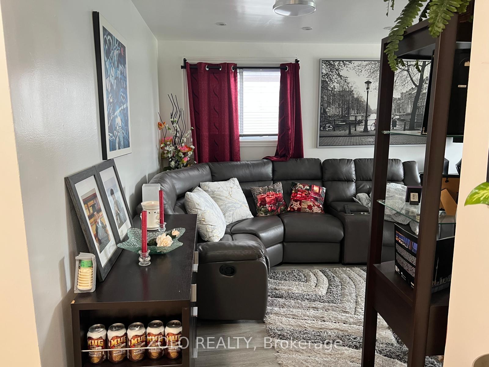 Photo 3 of 147 Burns - Upper Level Circle, Barrie, Letitia Heights — HOMEH