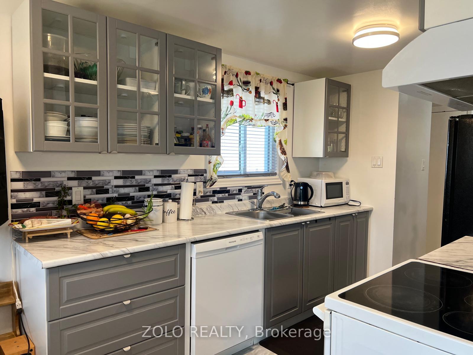 Photo 9 of 147 Burns - Upper Level Circle, Barrie, Letitia Heights — HOMEH