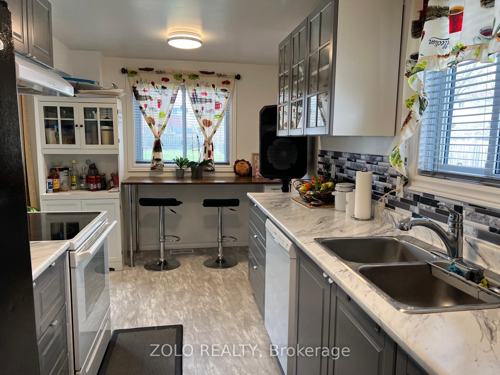 Photo 14 of 147 Burns - Upper Level Circle, Barrie, Letitia Heights — HOMEH