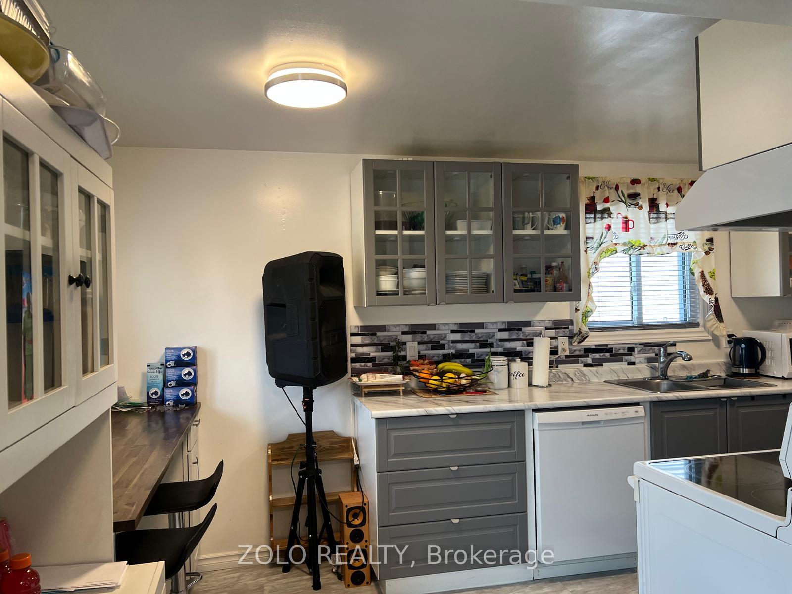Photo 5 of 147 Burns - Upper Level Circle, Barrie, Letitia Heights — HOMEH