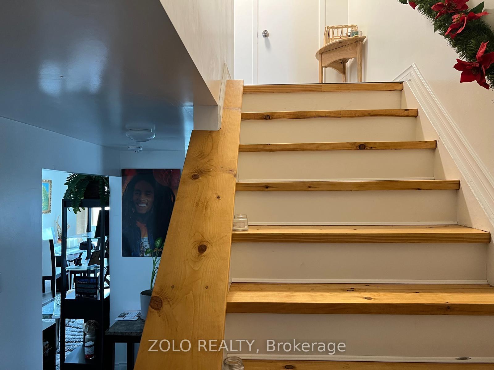 Photo 10 of 147 Burns - Upper Level Circle, Barrie, Letitia Heights — HOMEH