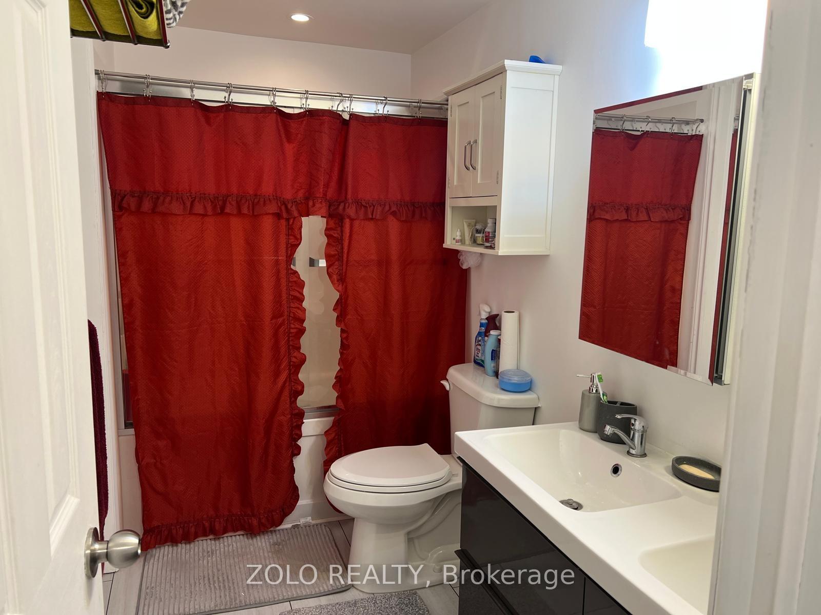 Photo 18 of 147 Burns - Upper Level Circle, Barrie, Letitia Heights — HOMEH