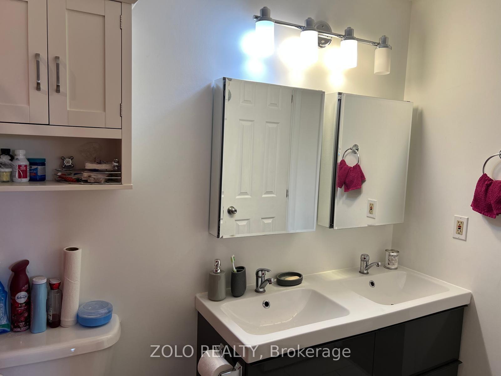 Photo 15 of 147 Burns - Upper Level Circle, Barrie, Letitia Heights — HOMEH