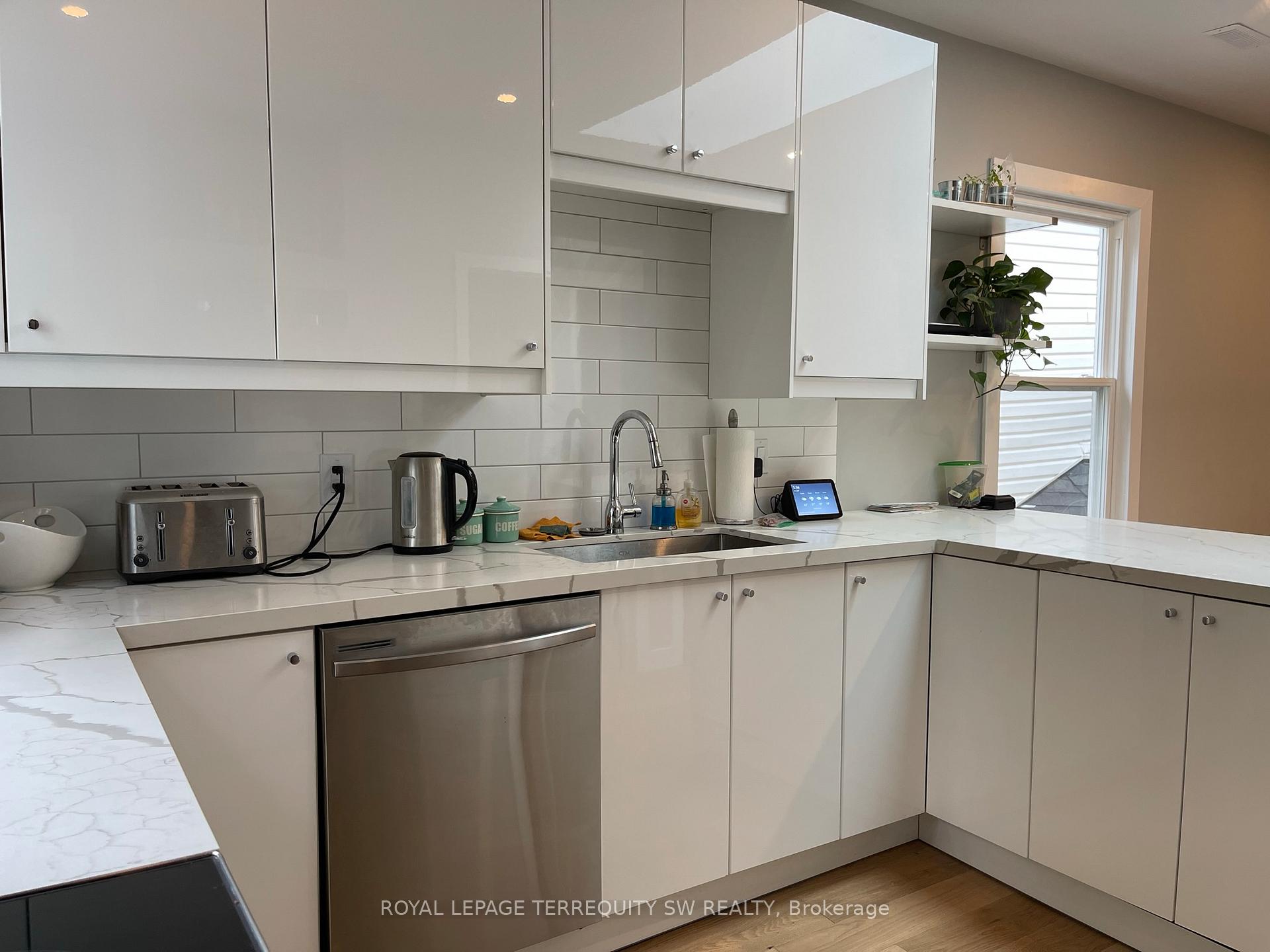 Photo 7 of Unit Upper, 22 Wheeler Avenue, Toronto, The Beaches — HOMEH