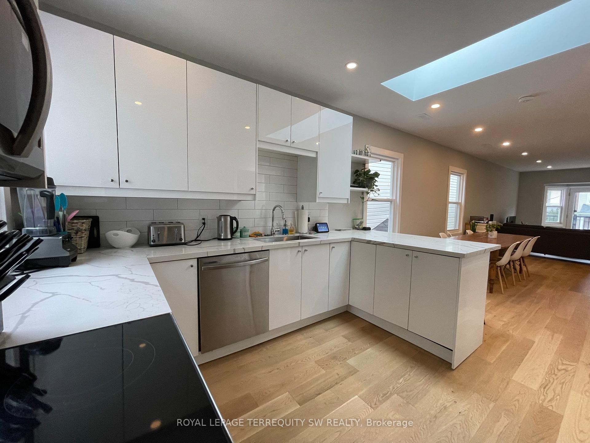 Photo 3 of Unit Upper, 22 Wheeler Avenue, Toronto, The Beaches — HOMEH
