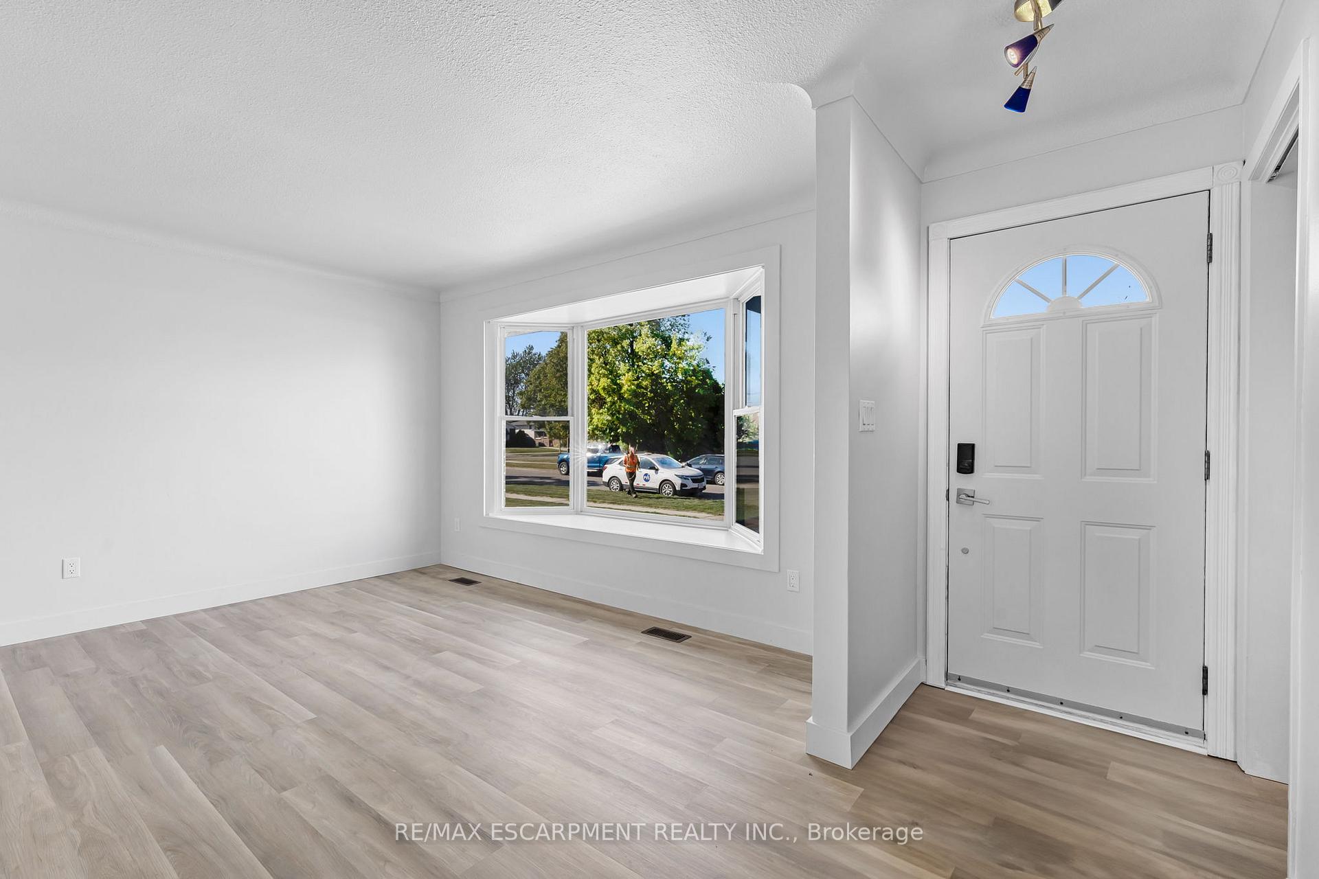 Photo 8 of Unit Main, 110 Pinehurst Drive, Welland, N. Welland — HOMEH