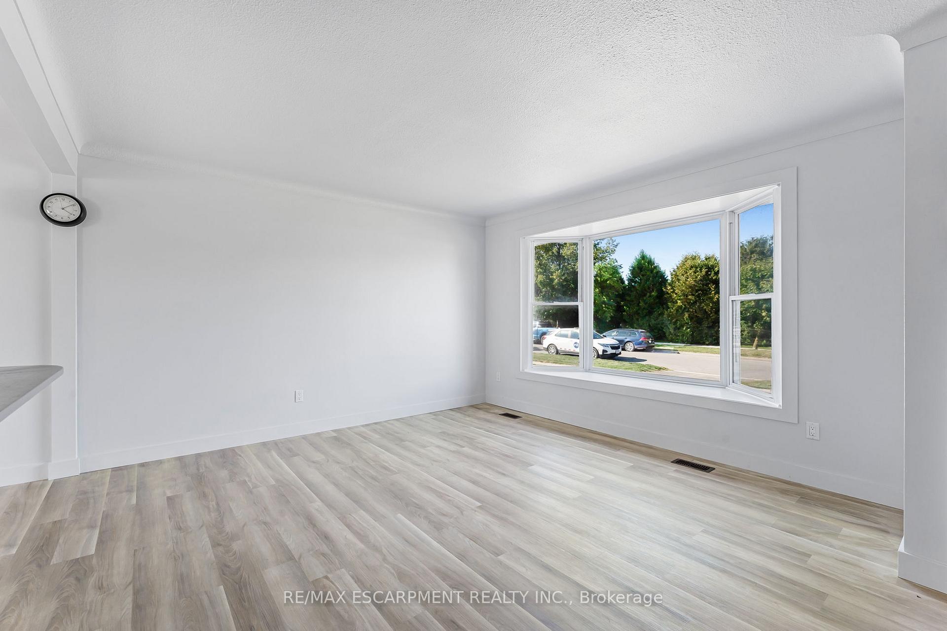 Photo 6 of Unit Main, 110 Pinehurst Drive, Welland, N. Welland — HOMEH