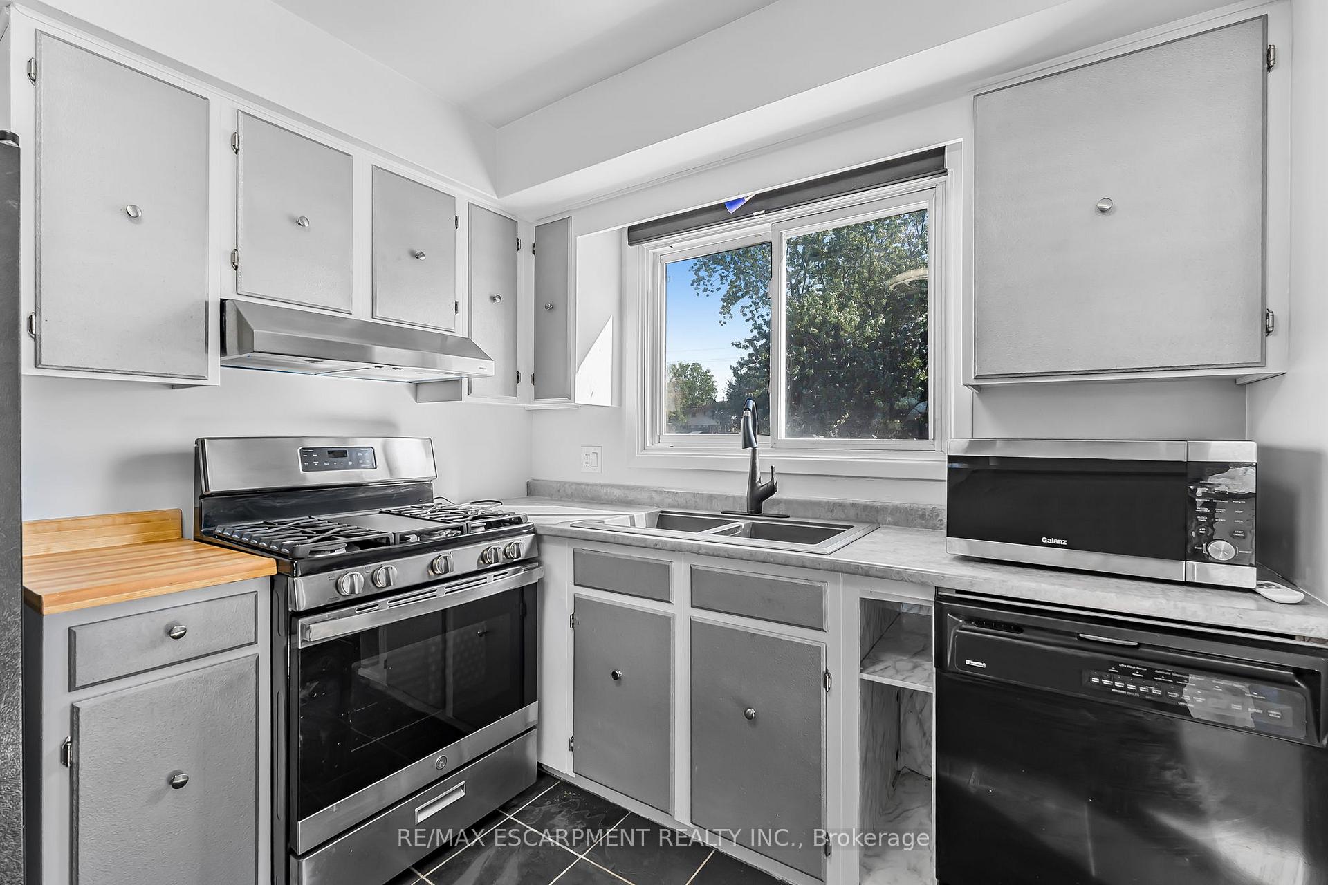 Photo 2 of Unit Main, 110 Pinehurst Drive, Welland, N. Welland — HOMEH