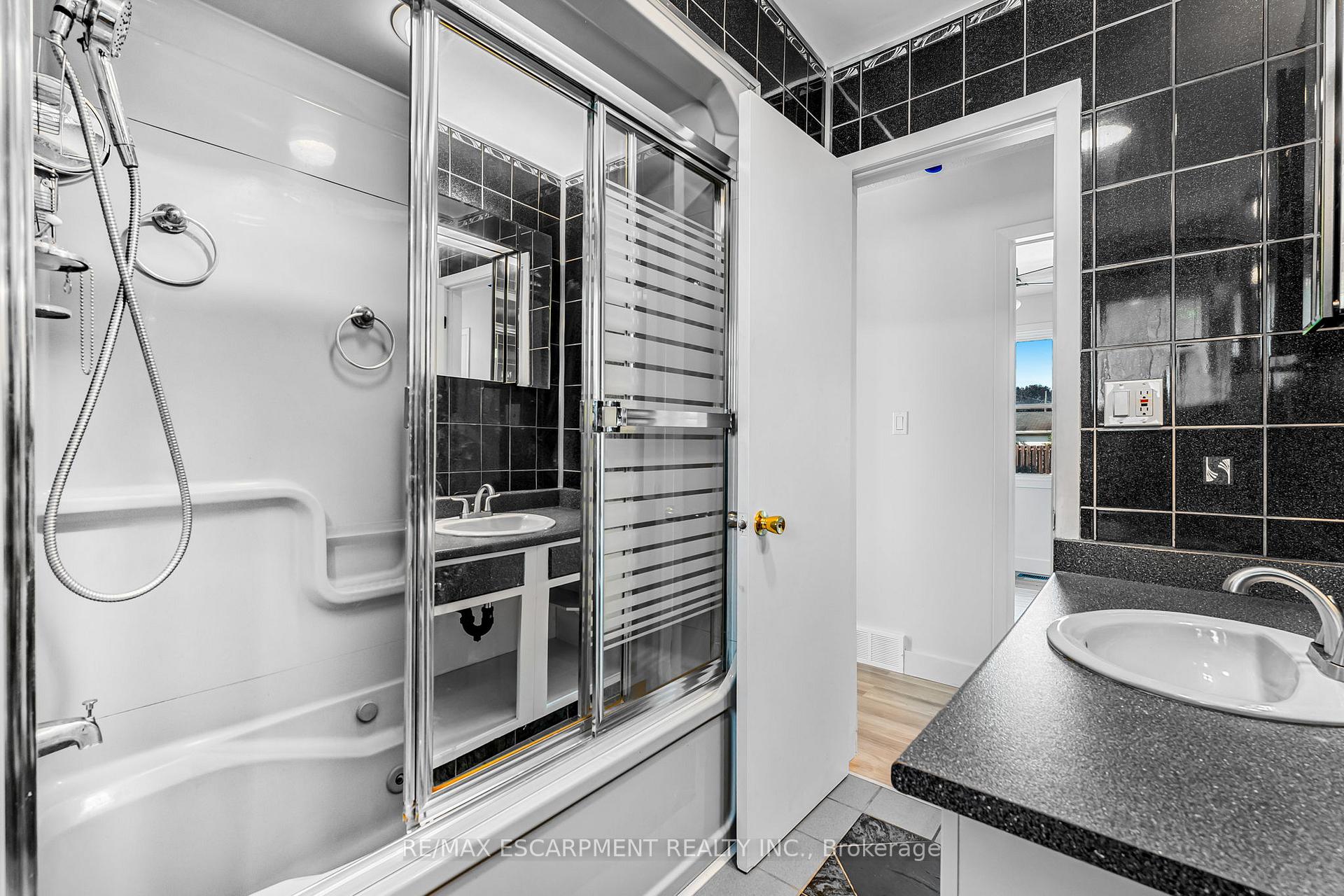 Photo 10 of Unit Main, 110 Pinehurst Drive, Welland, N. Welland — HOMEH