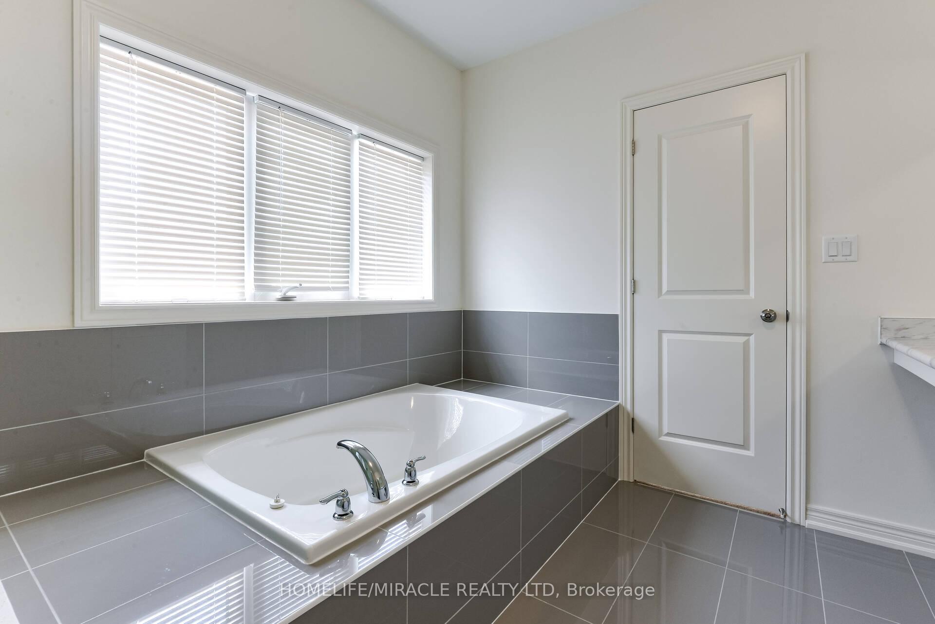 Photo 18 of 21 Ezra Crescent, Brampton, Northwest Brampton — HOMEH