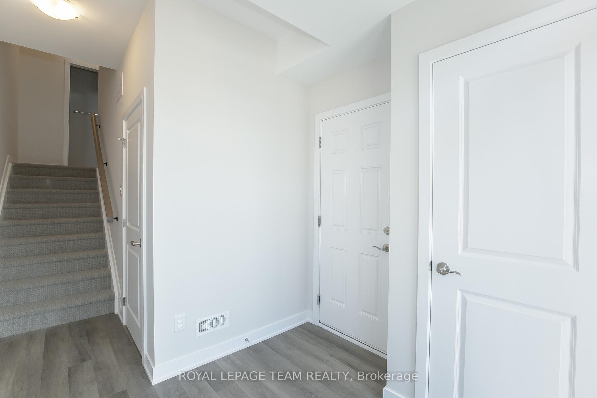 Photo 2 of 206 Tussock Private, Ottawa, Blossom Park/Kemp Park/Findlay Creek — HOMEH
