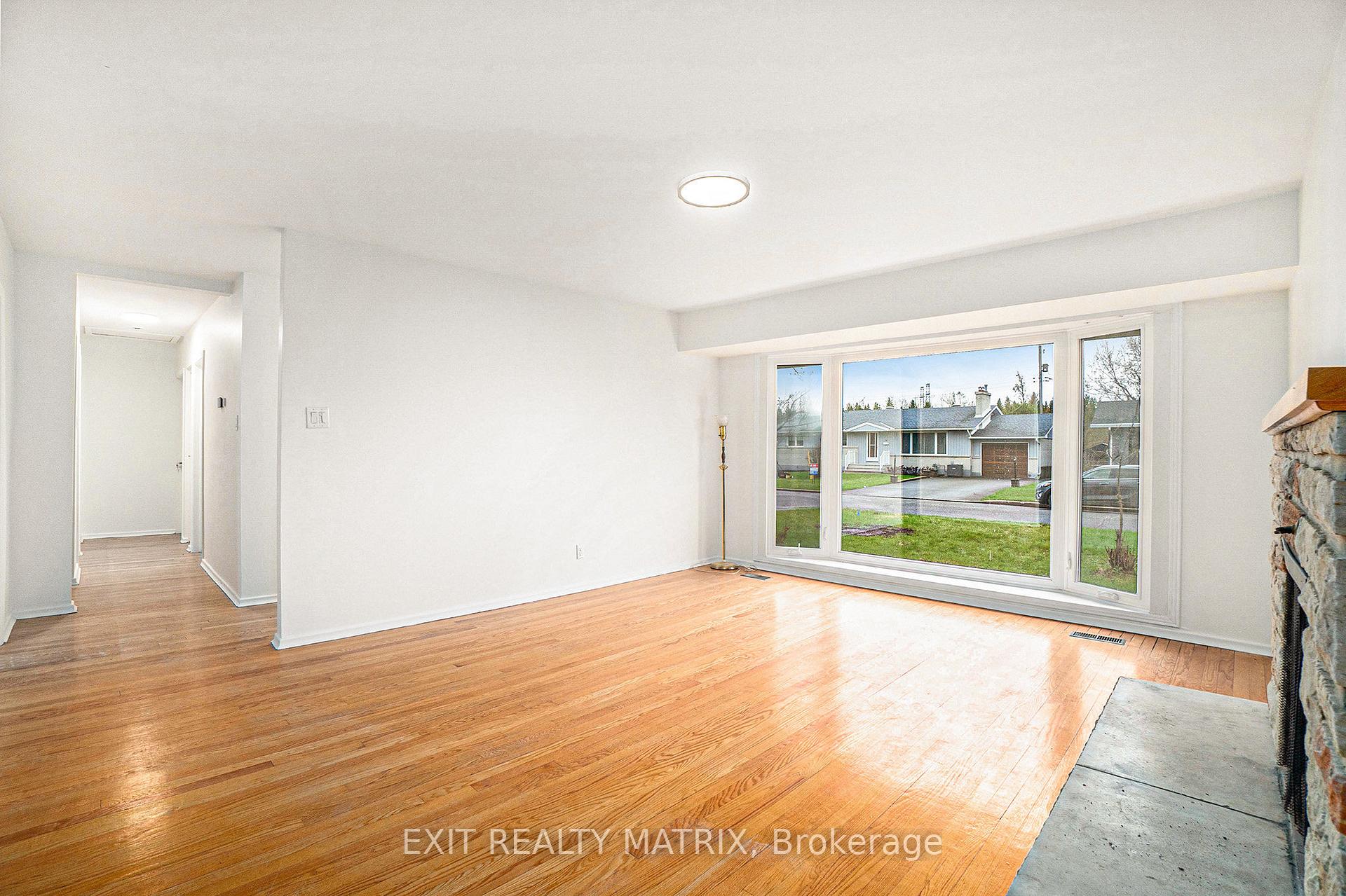 Photo 3 of Unit A, 21 Parkside Crescent, Ottawa, Meadowlands/Crestview — HOMEH